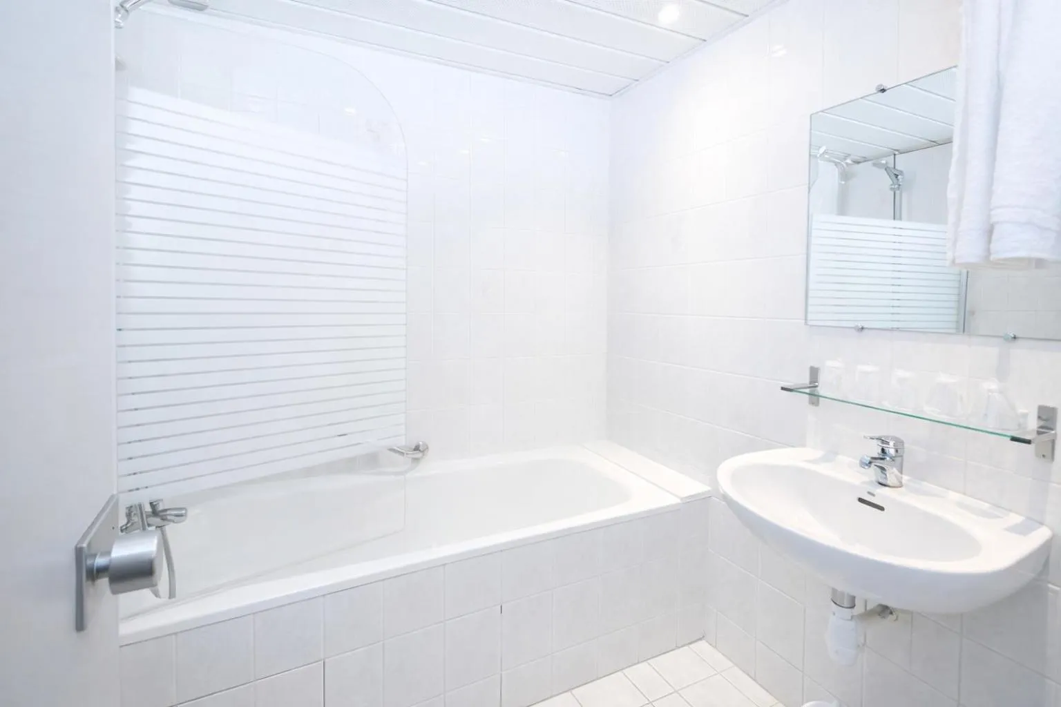 Bath in Grand Hôtel d'Espagne