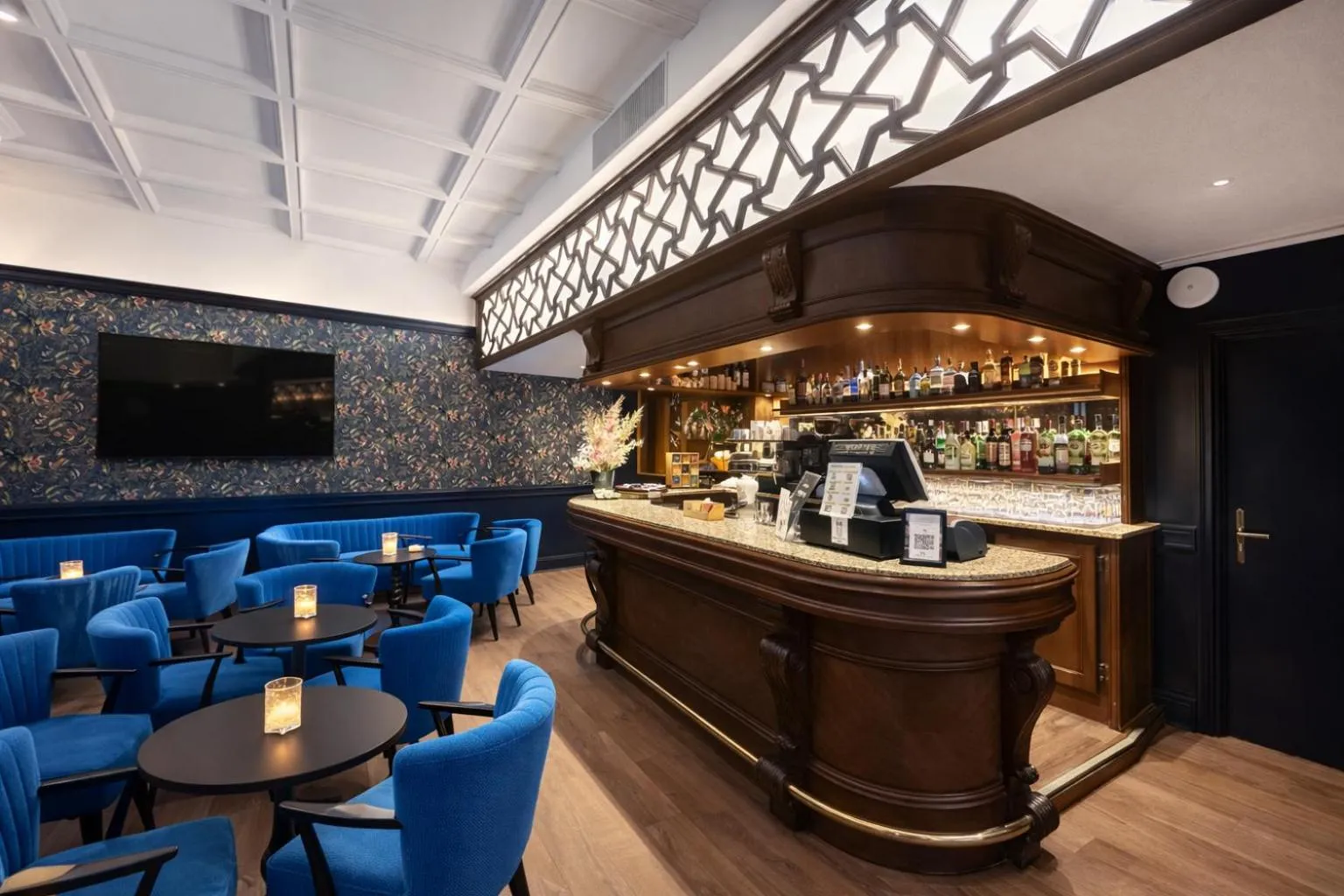 Property building in Grand Hôtel d'Espagne