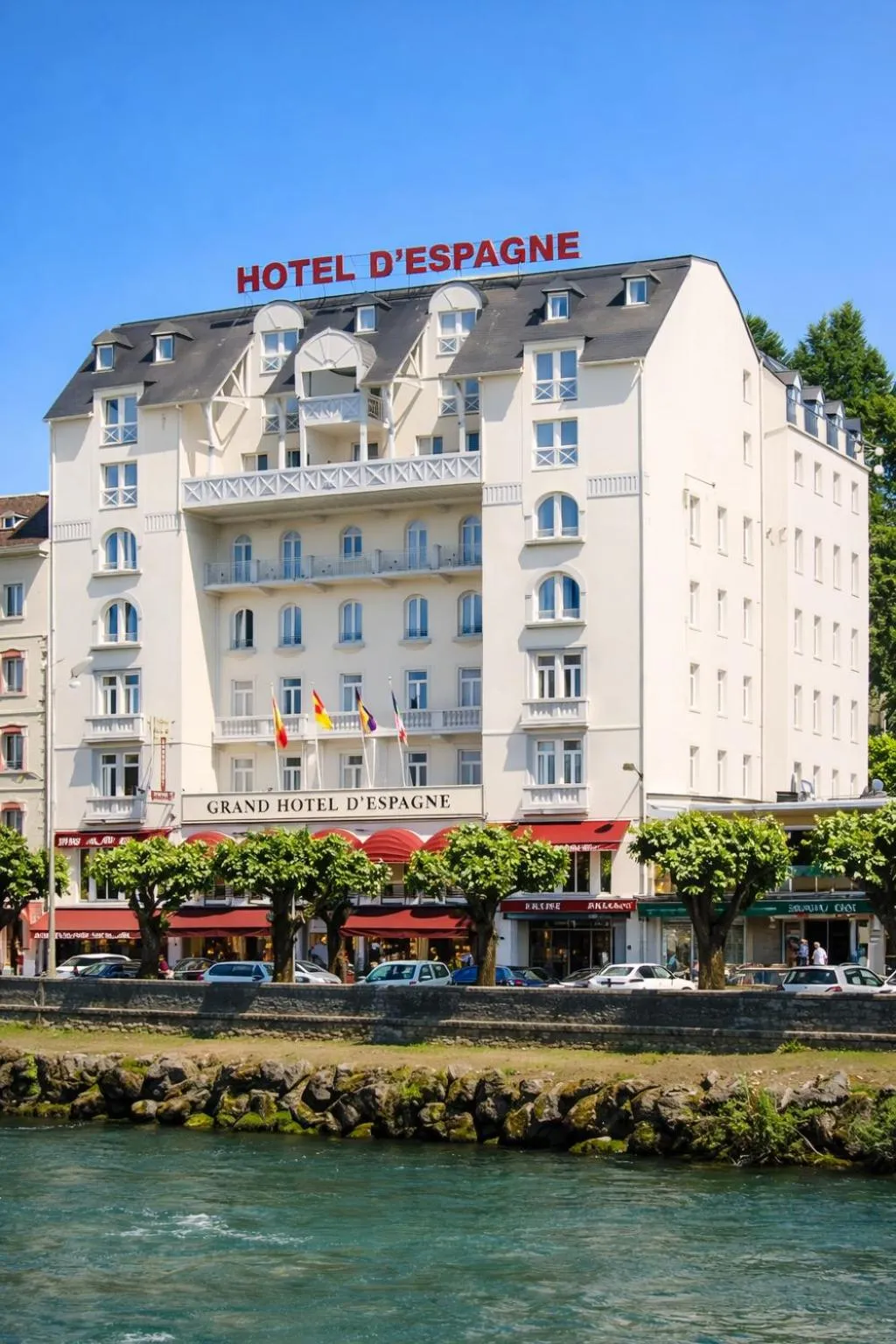 Property building in Grand Hôtel d'Espagne