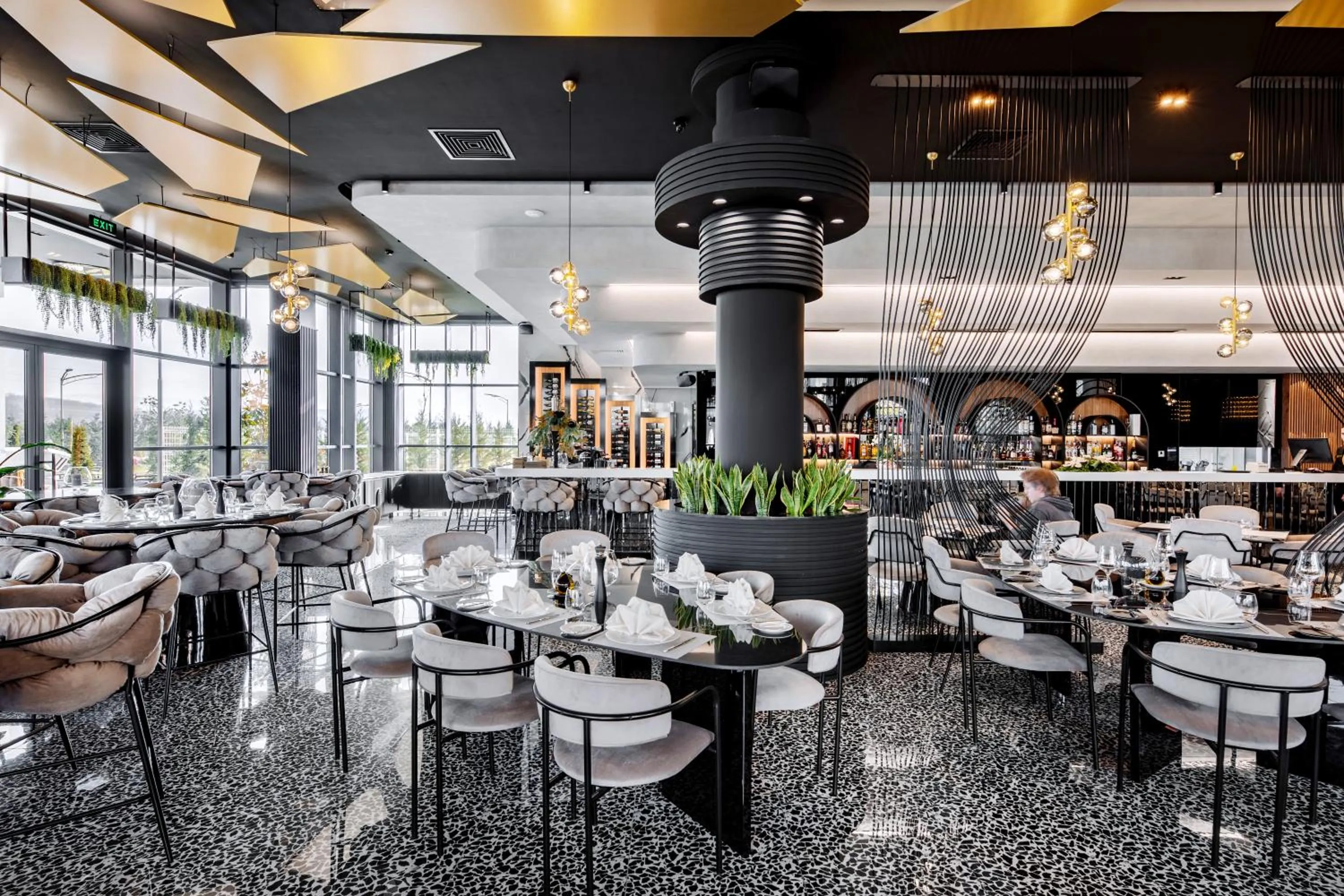 Restaurant/places to eat in Hotel Mirror