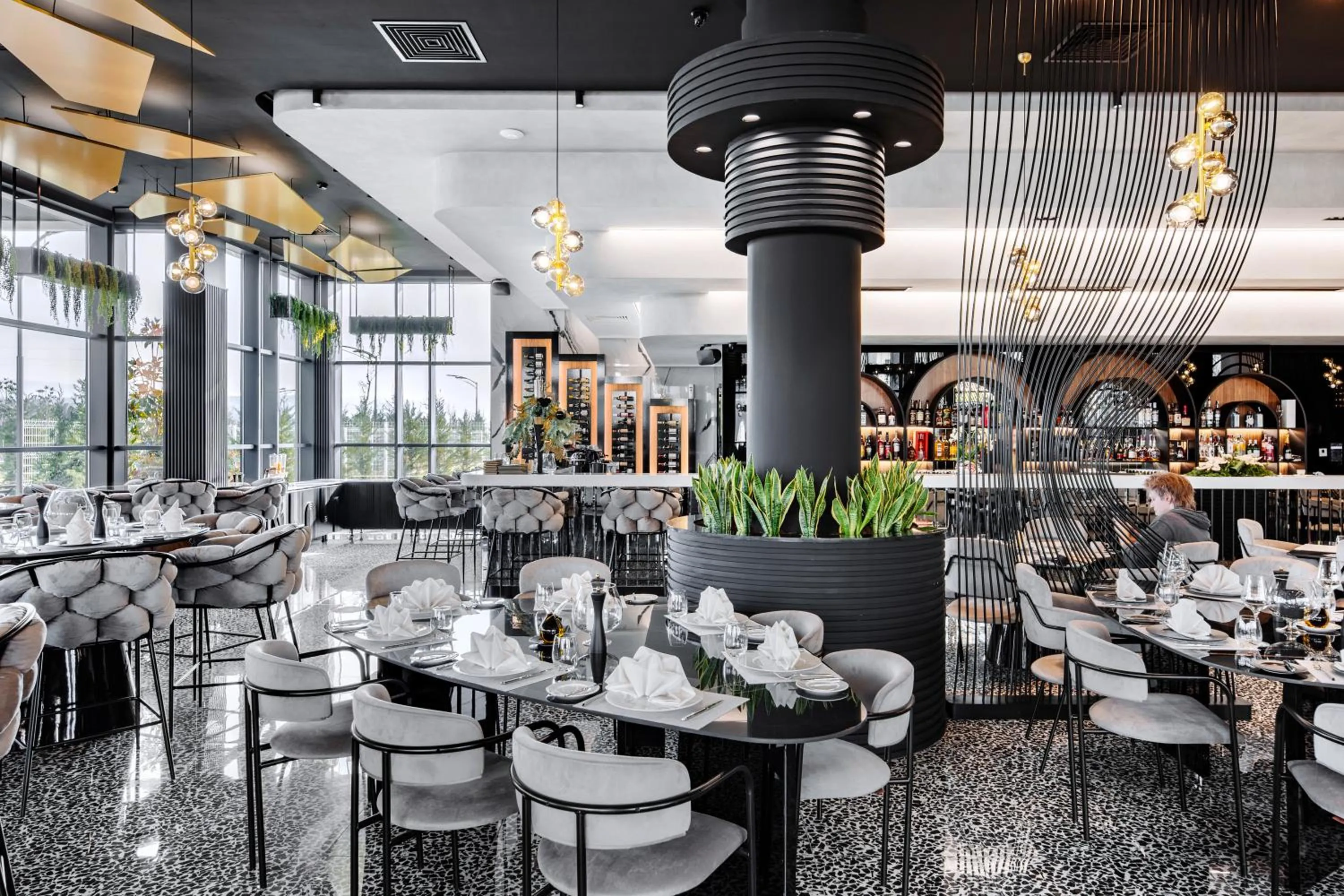 Restaurant/places to eat in Hotel Mirror