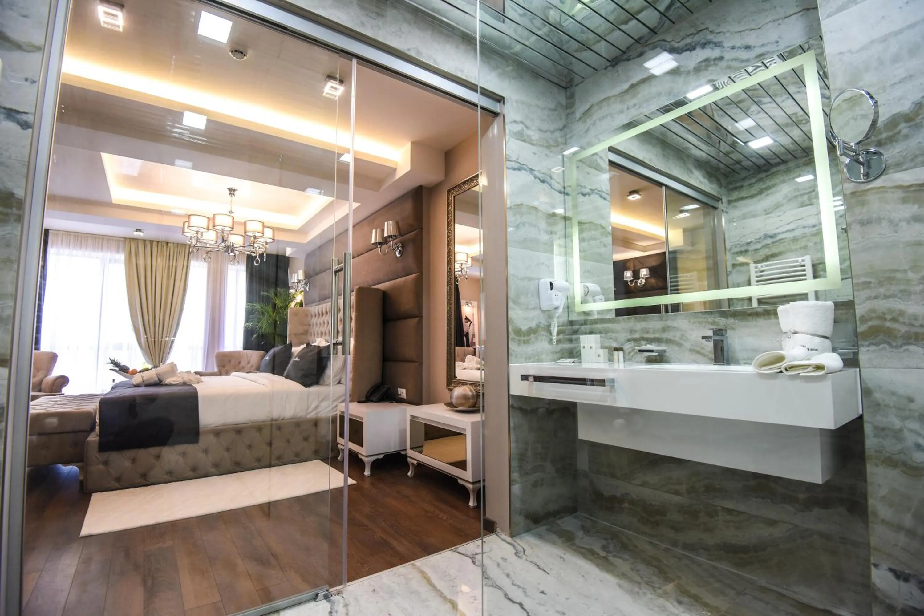 Bathroom, Bed in Hotel Mirror