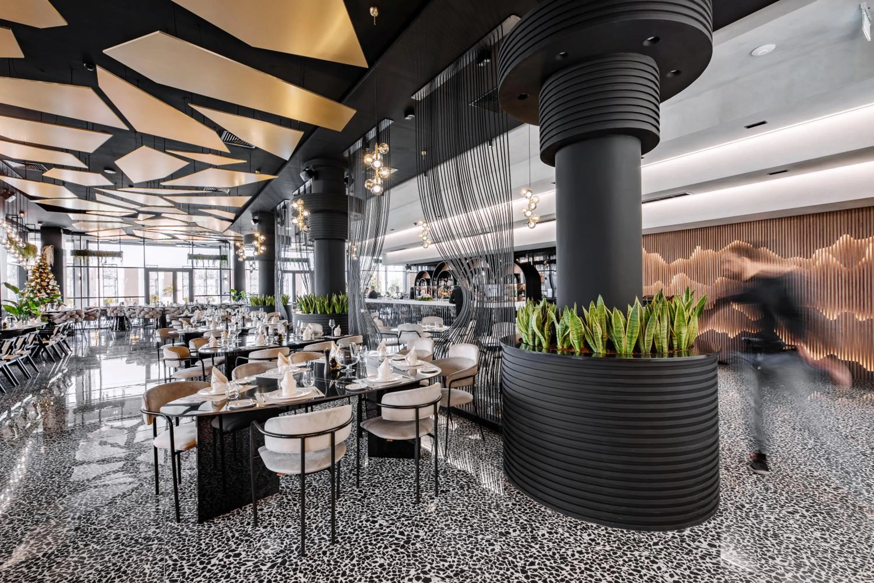 Restaurant/places to eat in Hotel Mirror