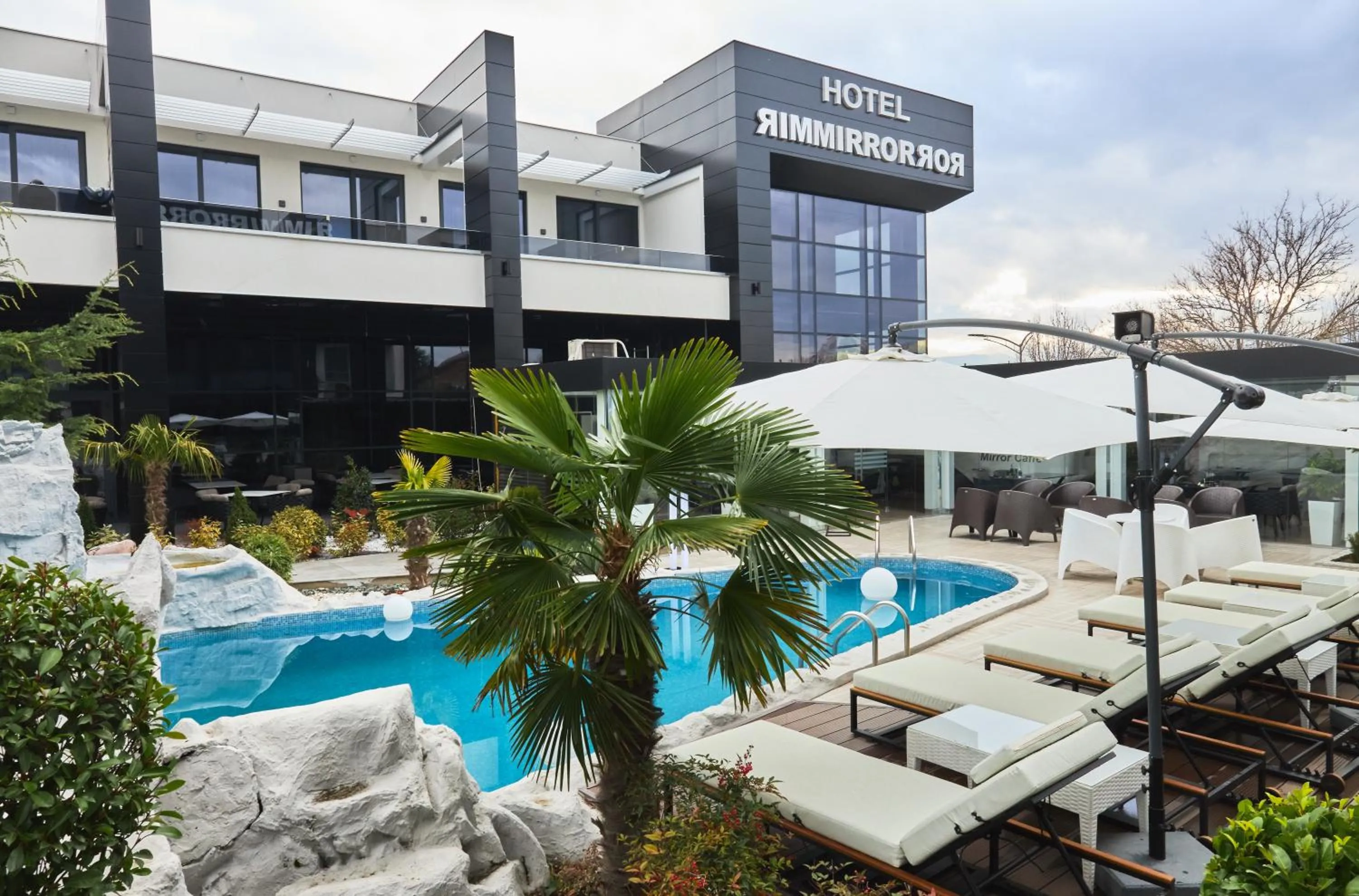 Swimming pool in Hotel Mirror