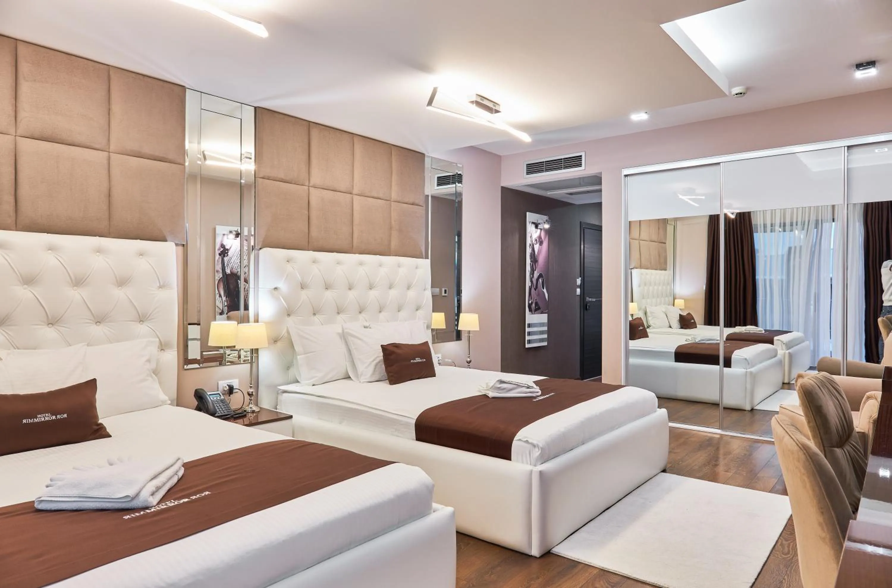 Bedroom, Bed in Hotel Mirror