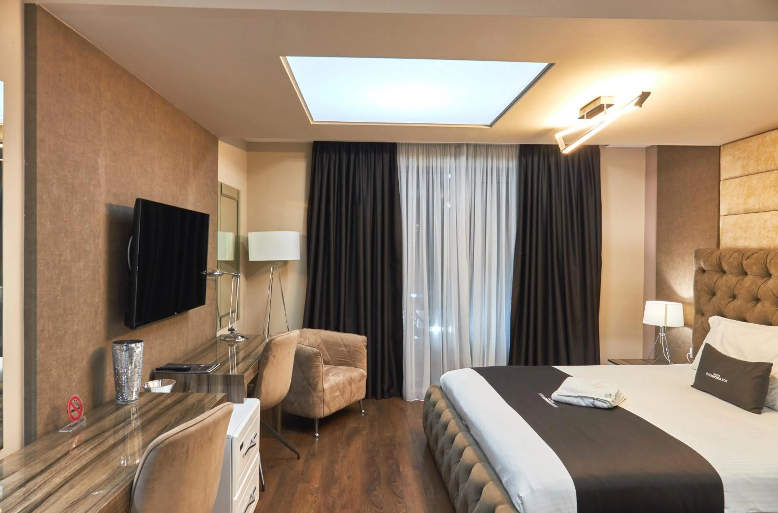 Bedroom, Bed in Hotel Mirror