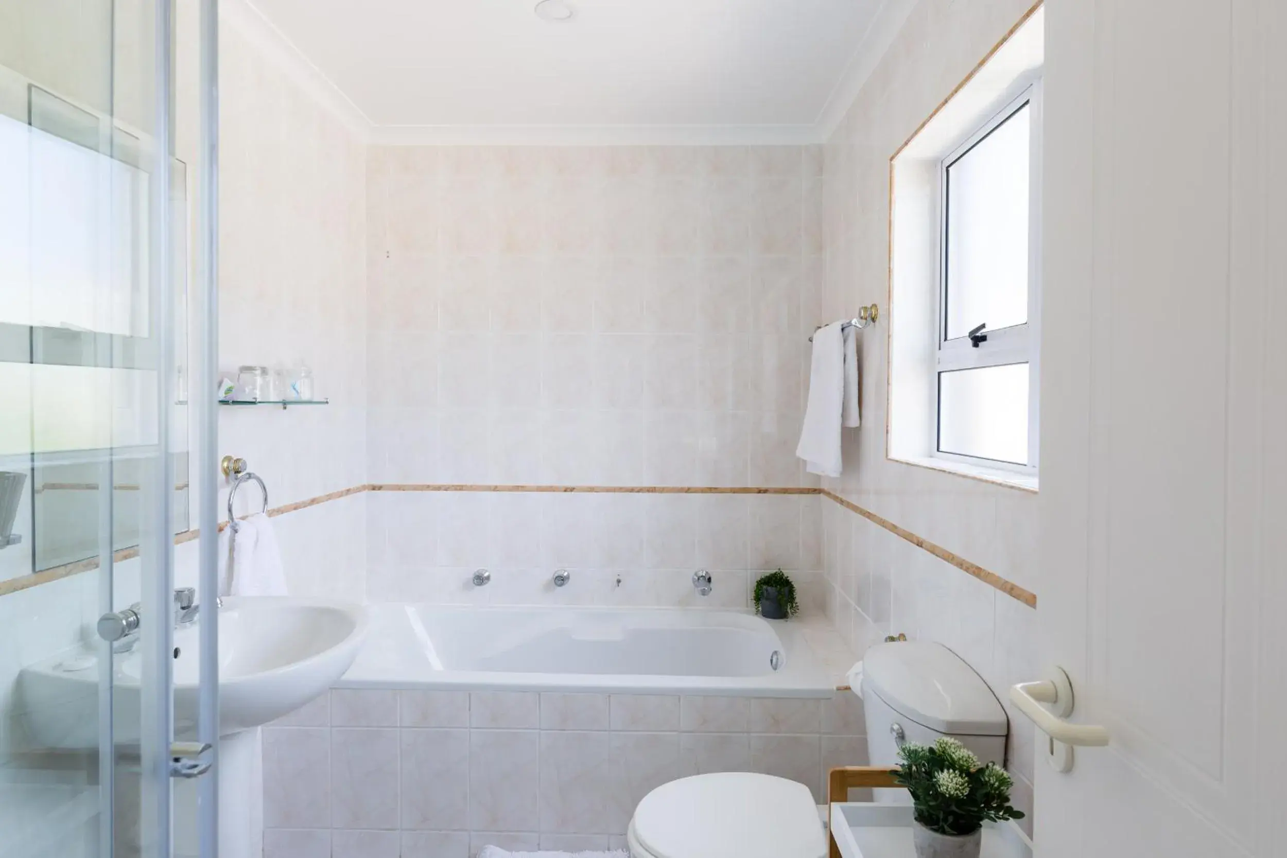 Twin Room with Pool View - single occupancy in Atlantic Beach Villa Twin Room with Pool View - single occupancy in Atlantic Beach Villa