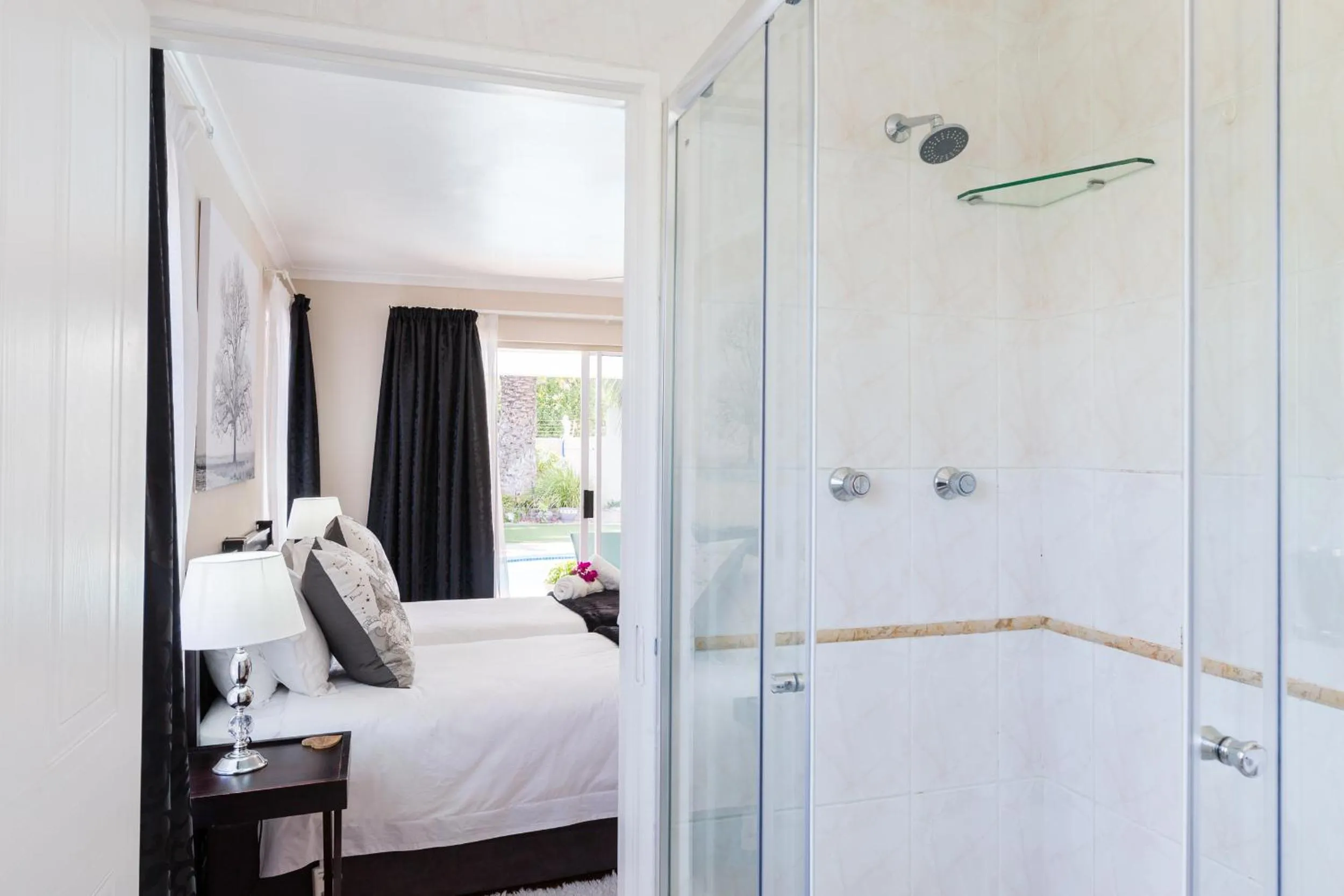 Shower, Bed in Atlantic Beach Villa