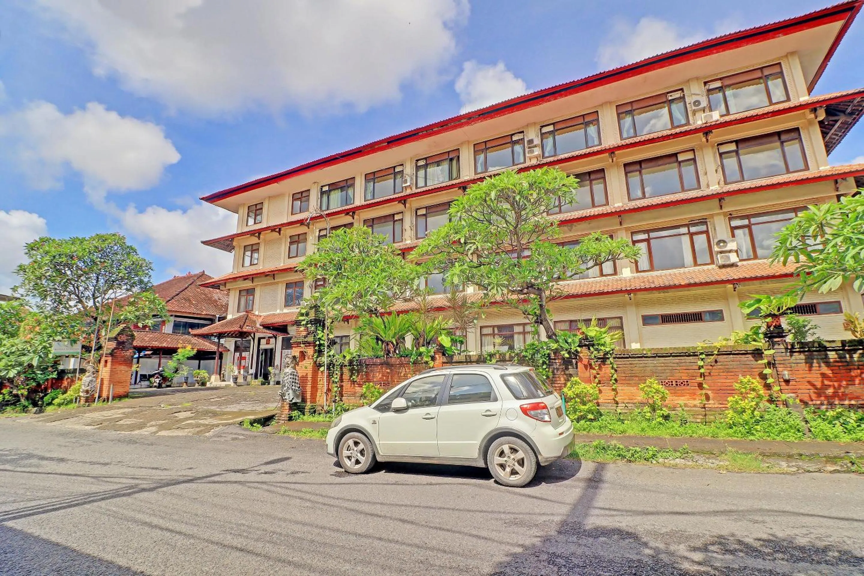 Facade/entrance in SUPER OYO 91870 Warna Kedaton