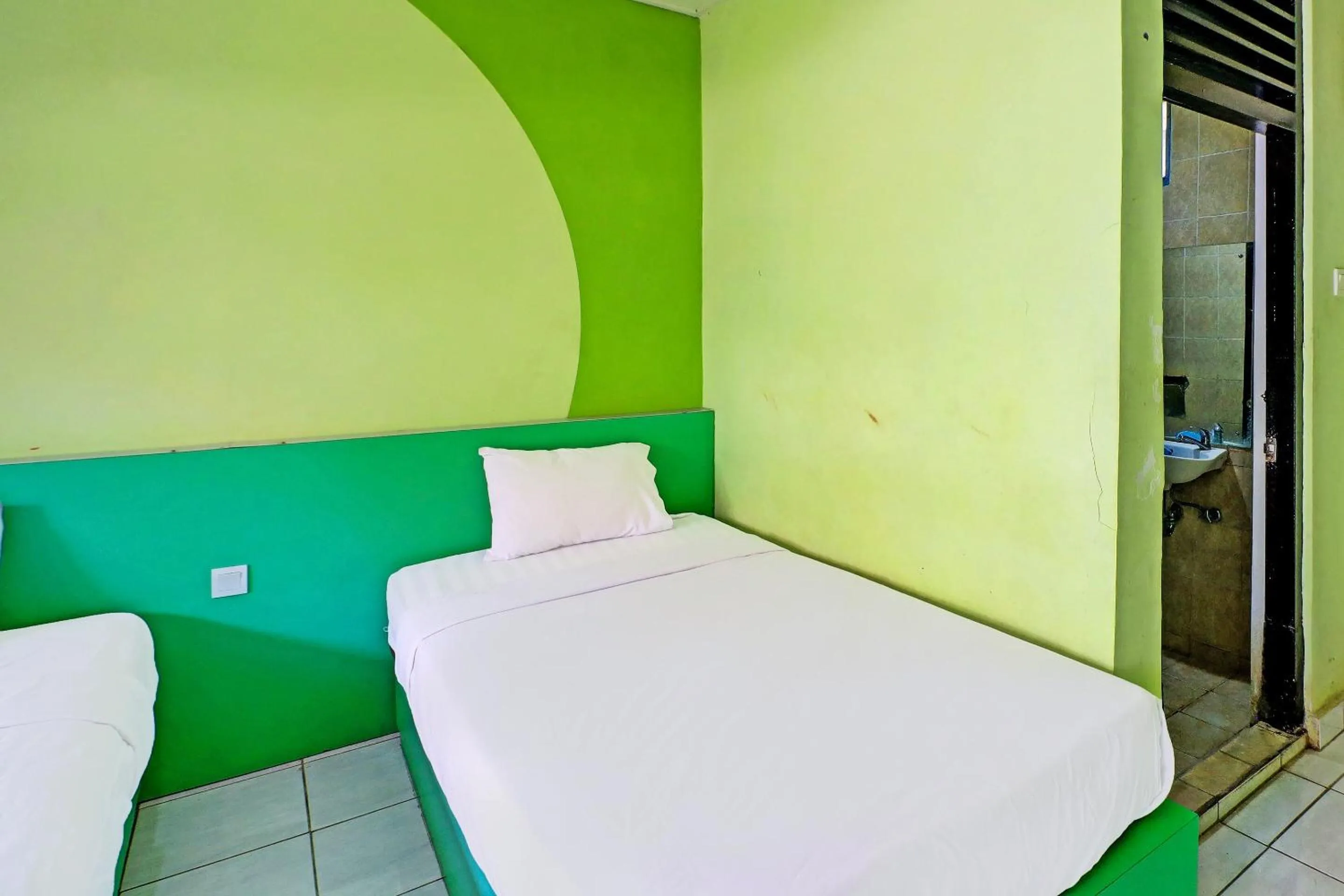 Bedroom in SUPER OYO 91870 Warna Kedaton