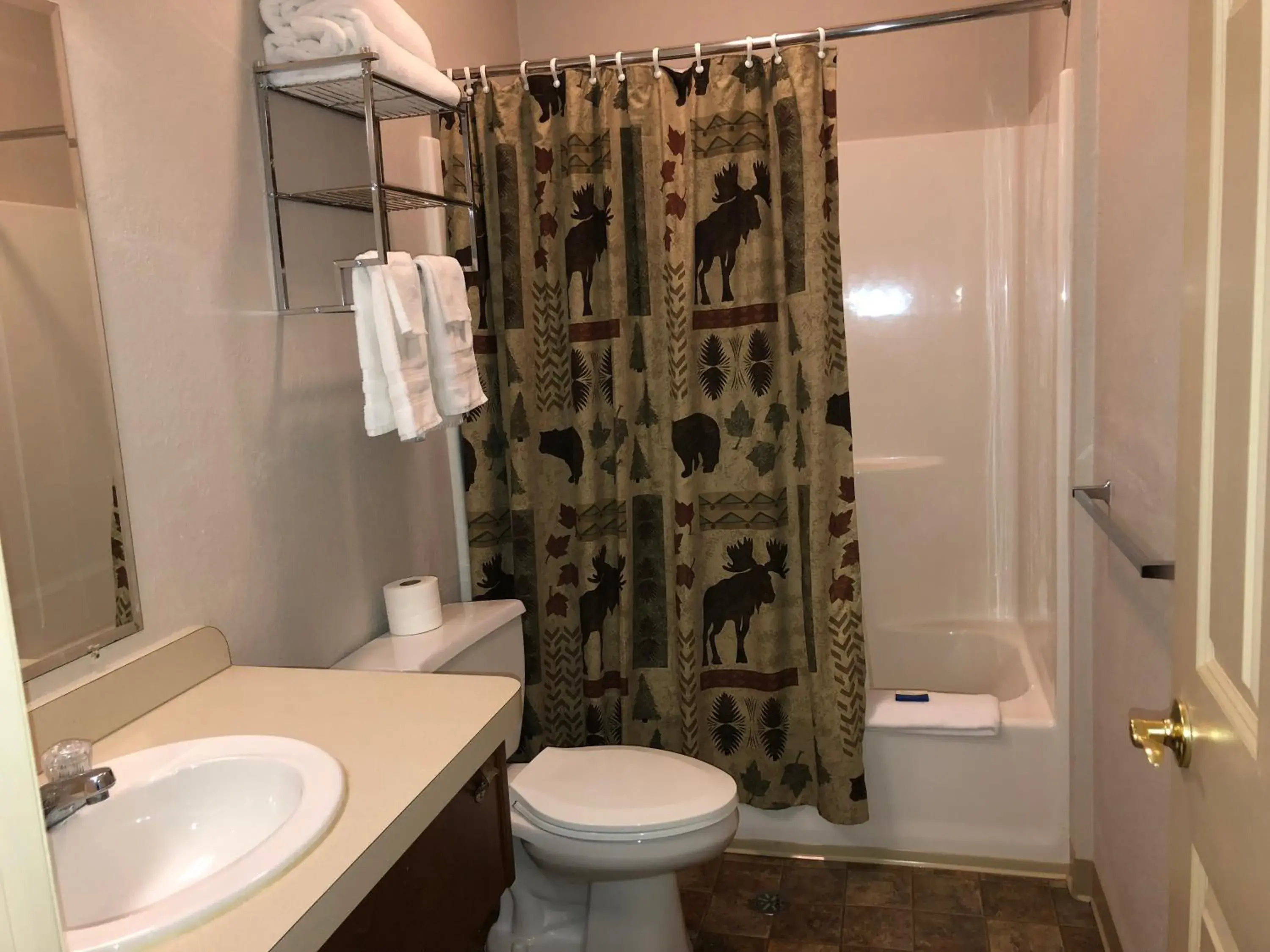 Deluxe Queen Room in Tug Hill Resort Deluxe Queen Room in Tug Hill Resort