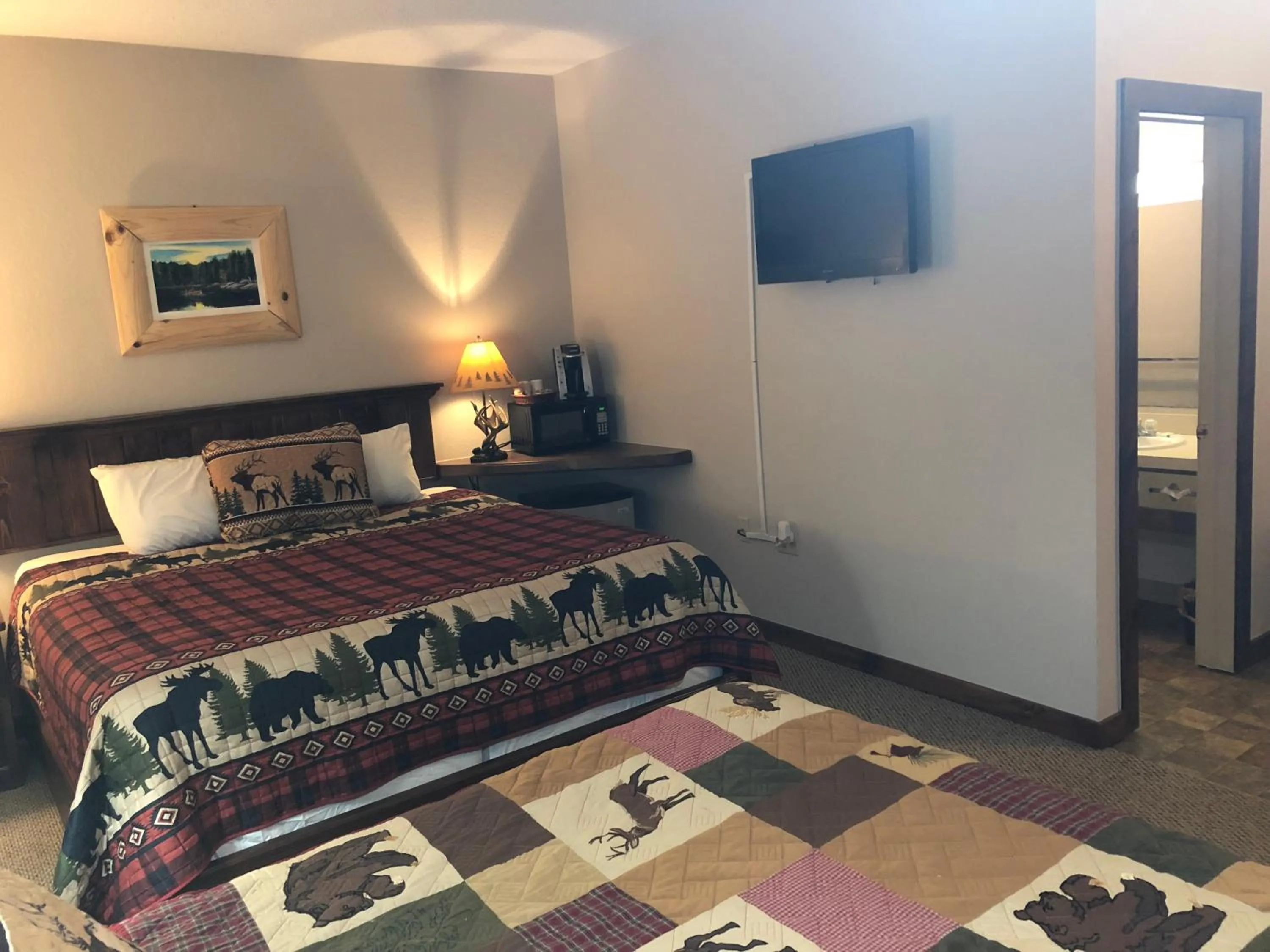 Photo of the whole room, Bed in Tug Hill Resort