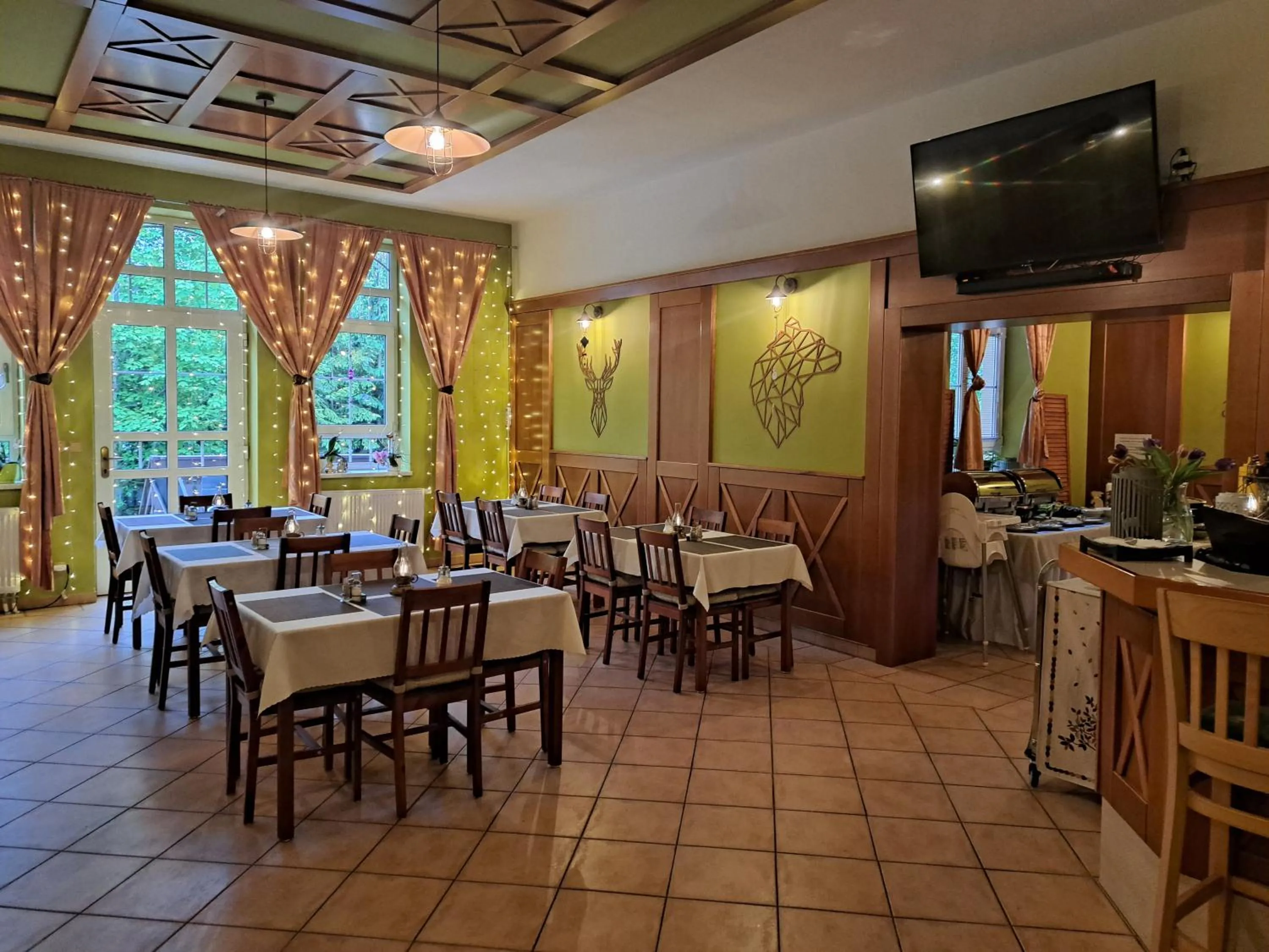 Restaurant/places to eat in Greenwood hotel