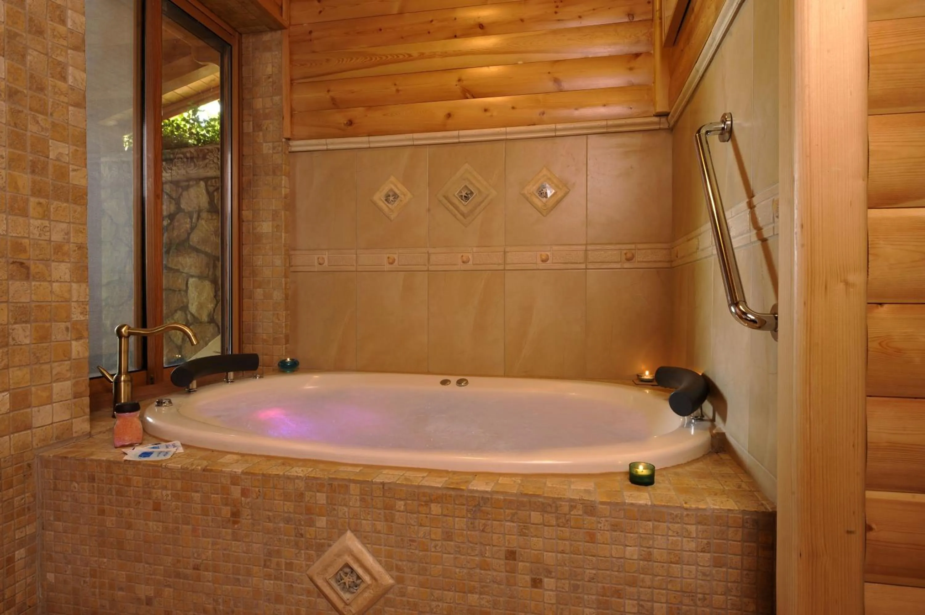 Hot Tub in Ohn-Bar Guesthouse