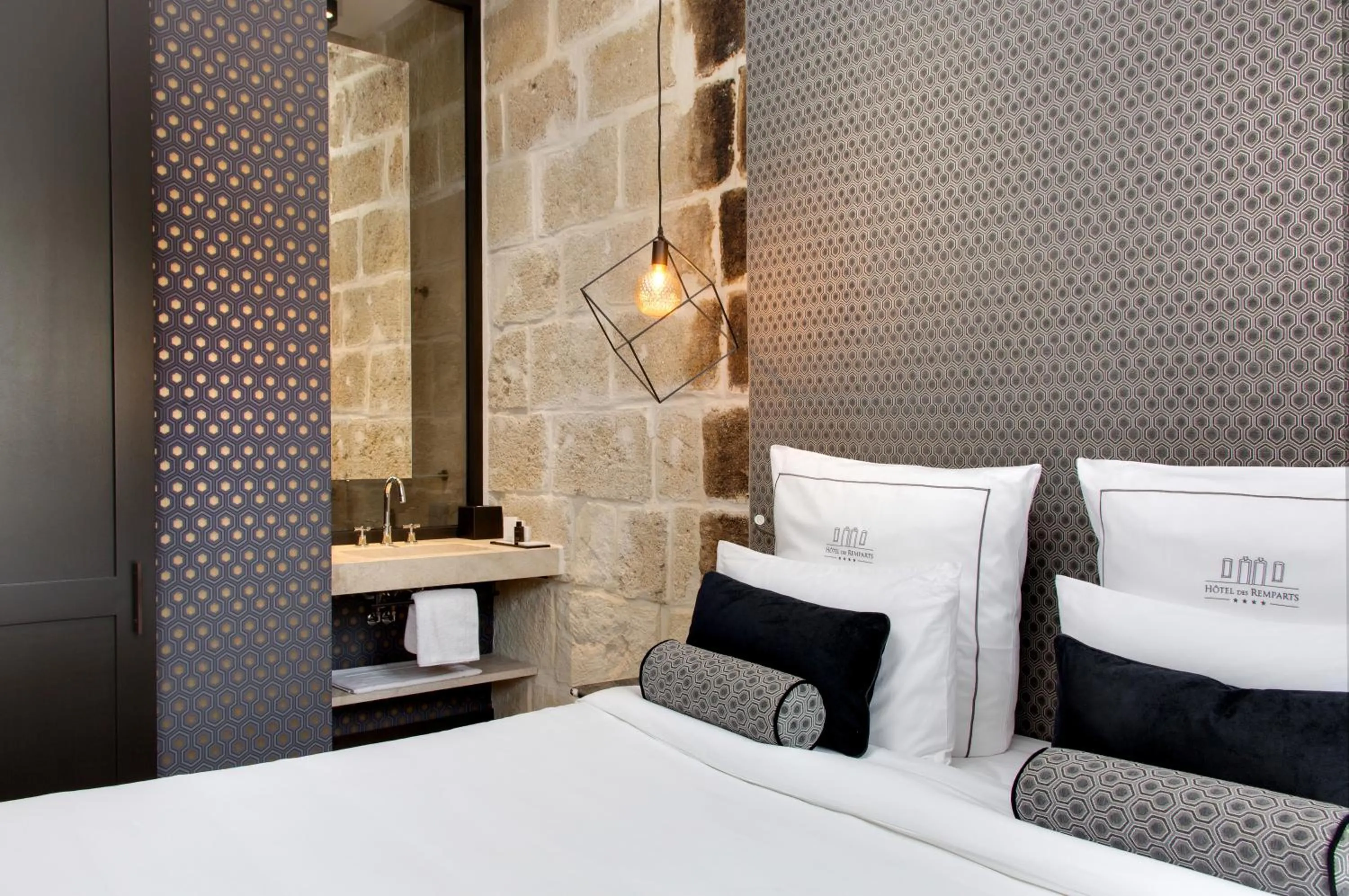 Photo of the whole room, Bed in Boutique Hôtel des Remparts & Spa