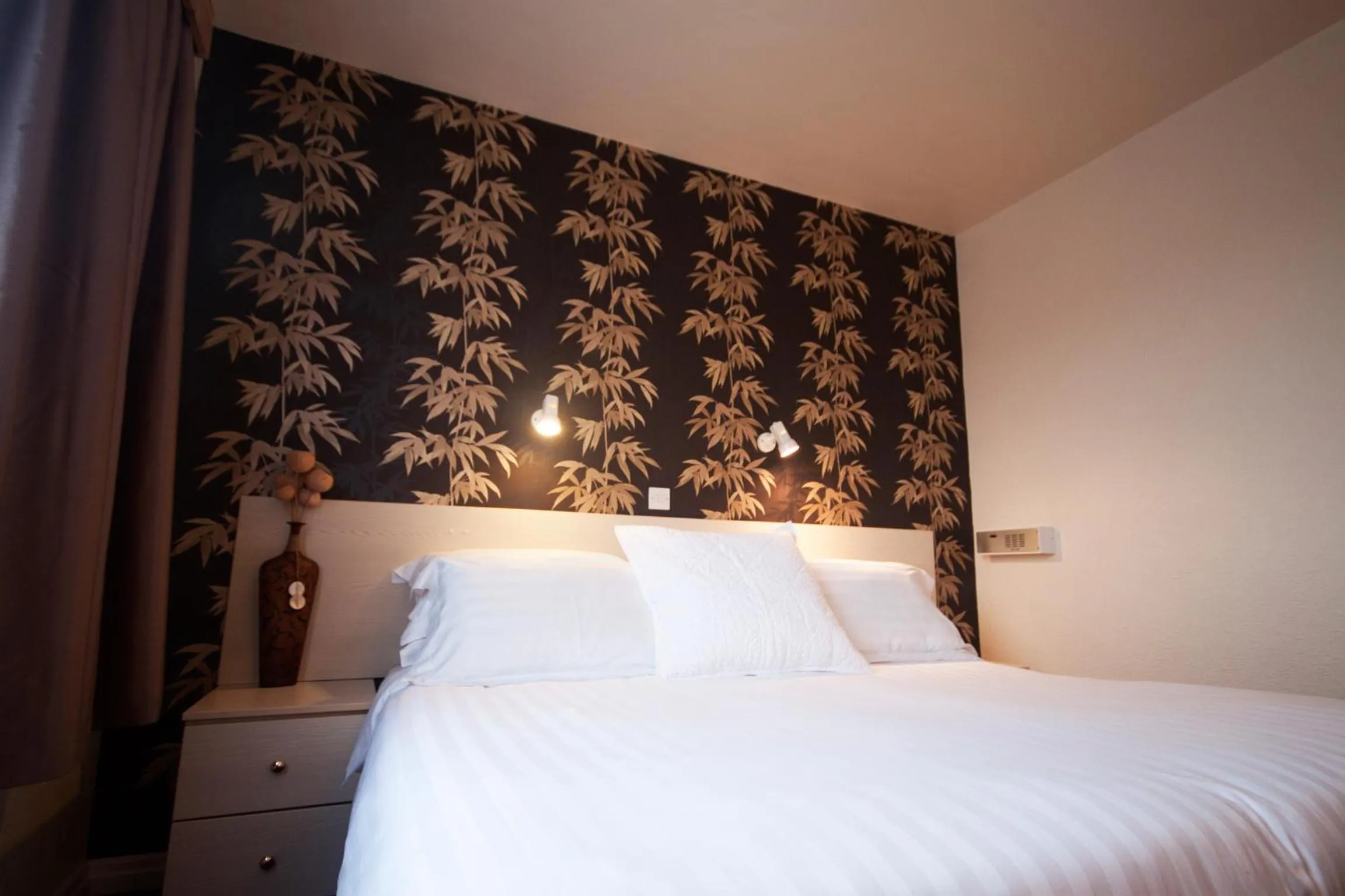 Bedroom, Bed in Norfolk Hotel