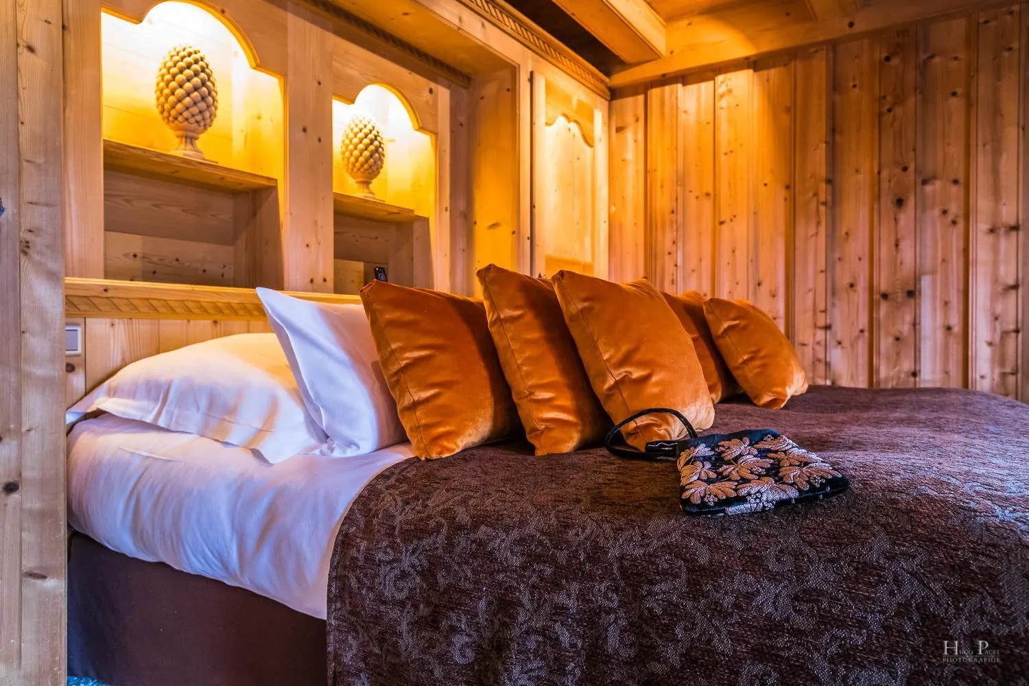 Decorative detail, Bed in Fer à Cheval