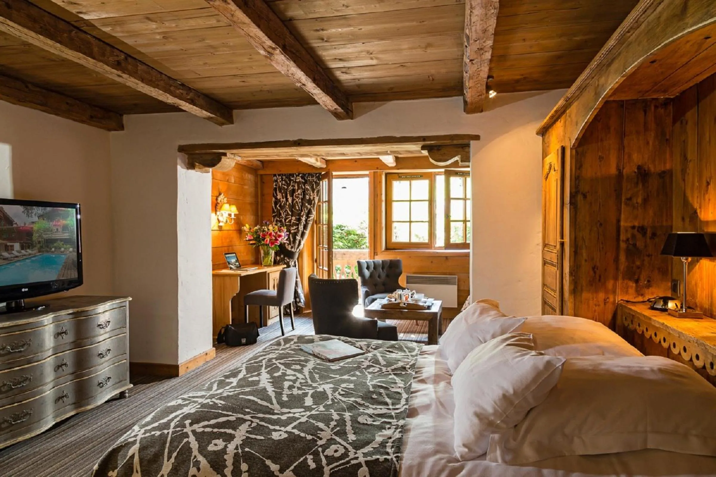 Bedroom, Bed in Fer à Cheval