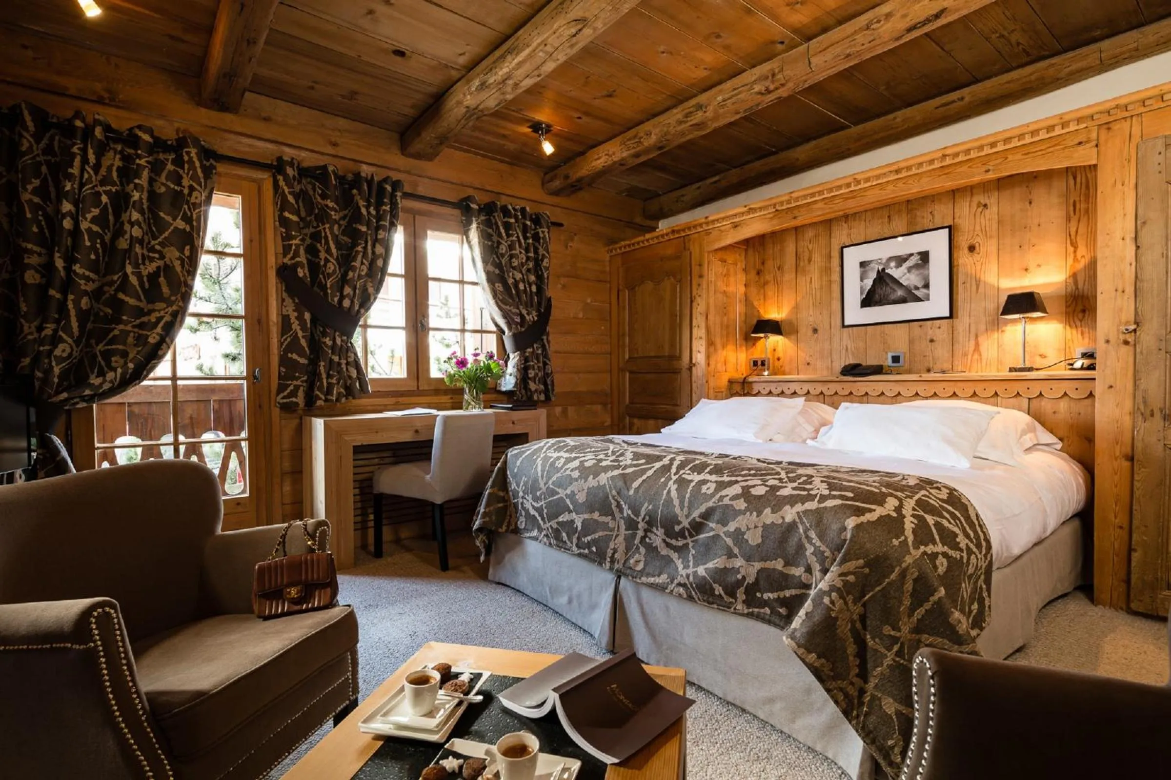 Photo of the whole room, Bed in Fer à Cheval