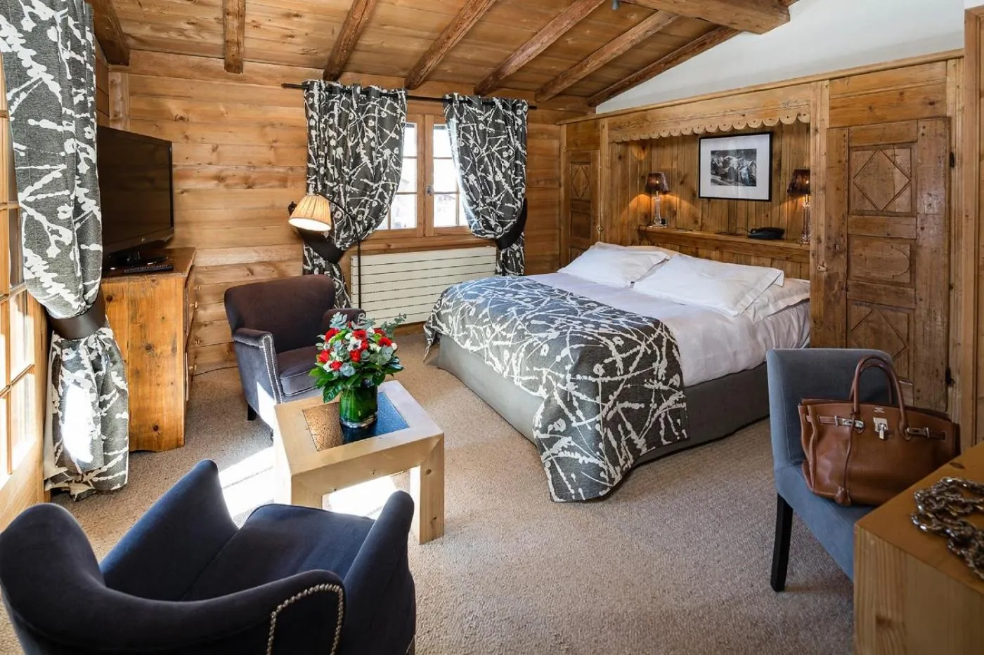 Photo of the whole room, Bed in Fer à Cheval