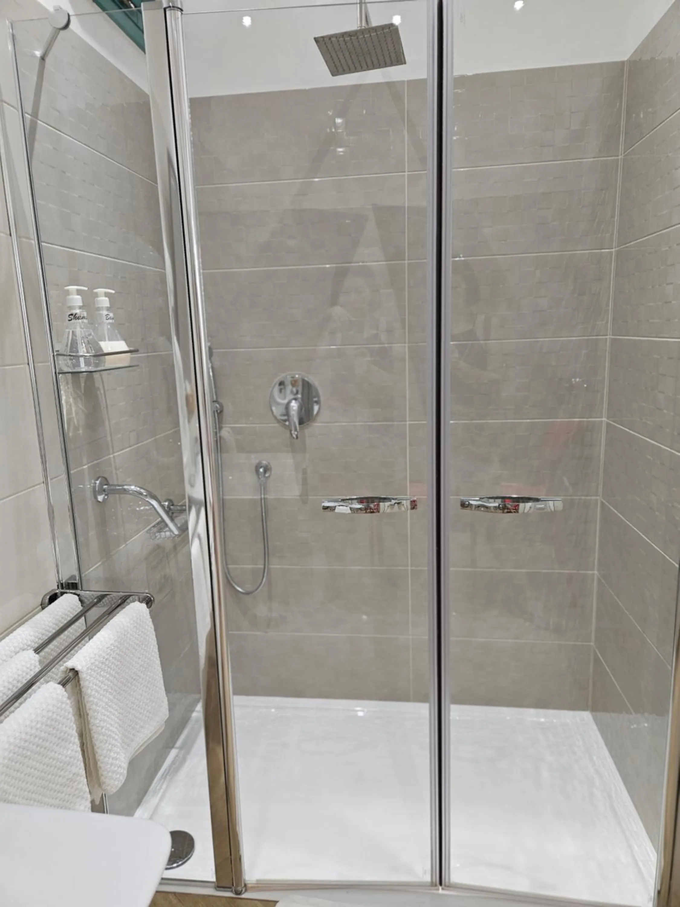 Shower in B&B Mormina