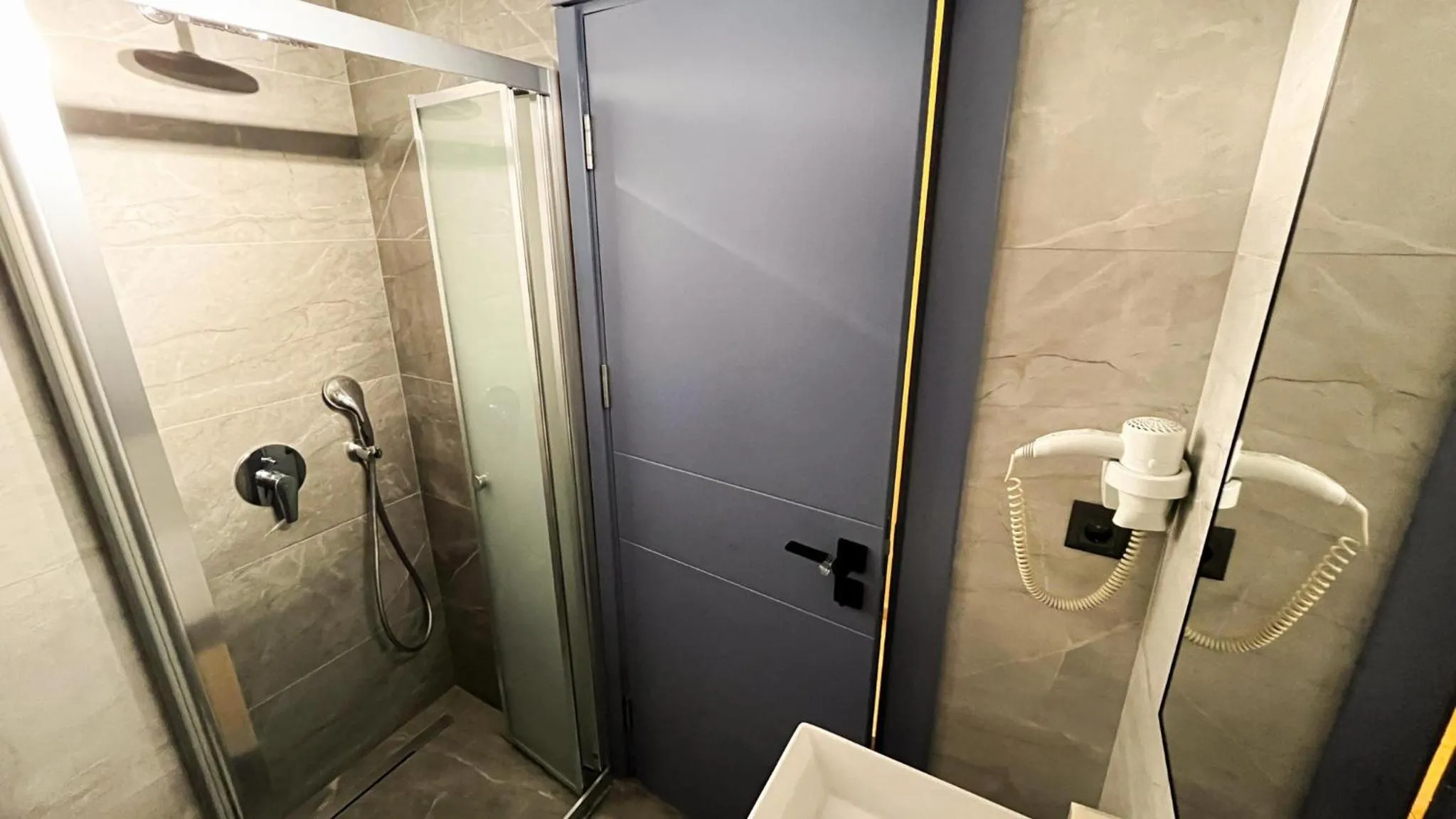 Shower in Ozlem 2 Apart Hotel