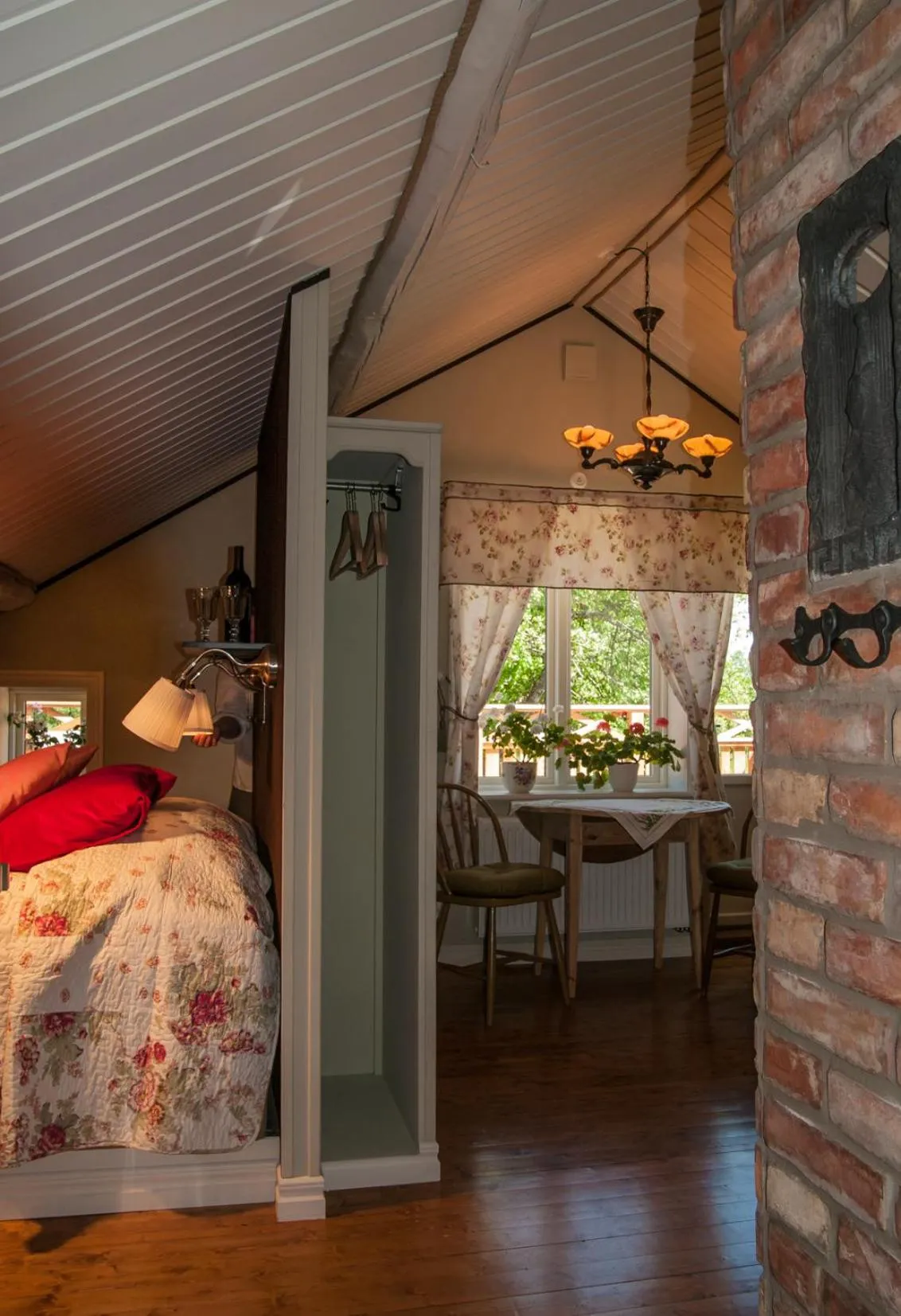 Dining area in Tavlebords Honungsgård
