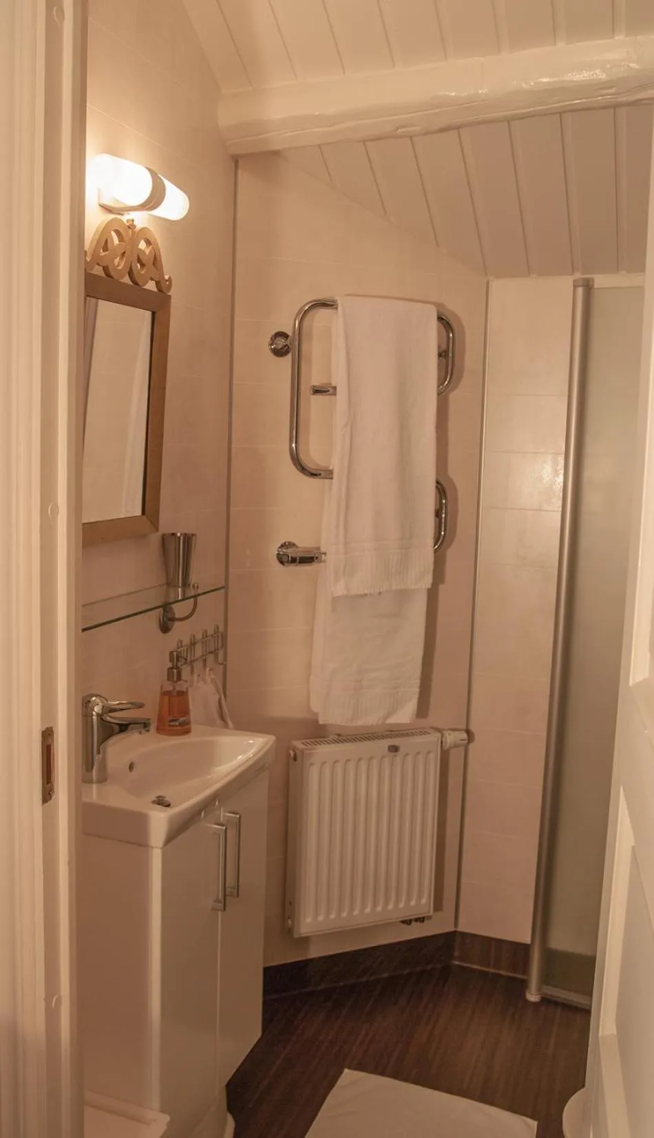 Bathroom in Tavlebords Honungsgård