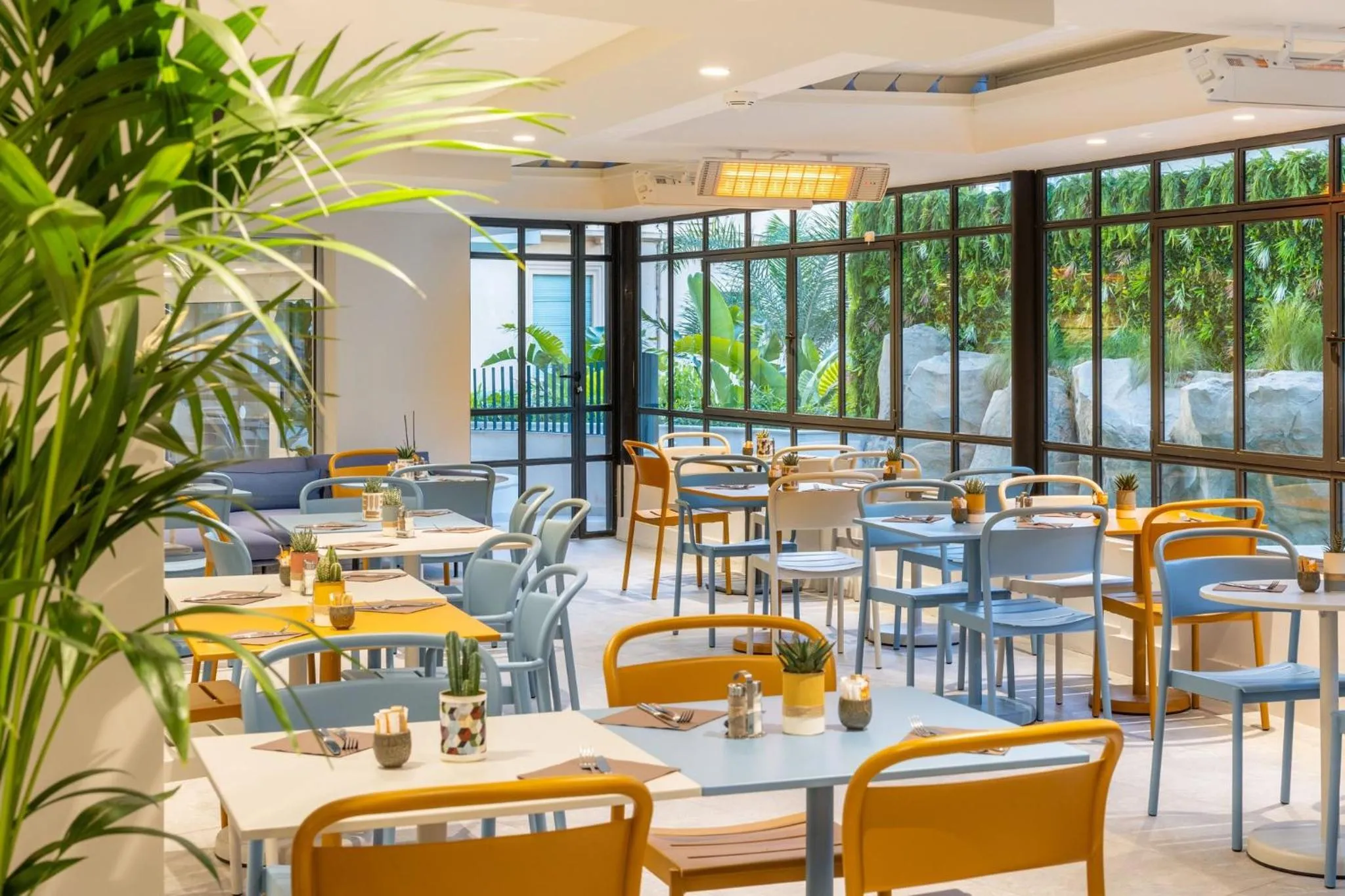 Restaurant/places to eat in Staybridge Suites - Cannes Centre by IHG