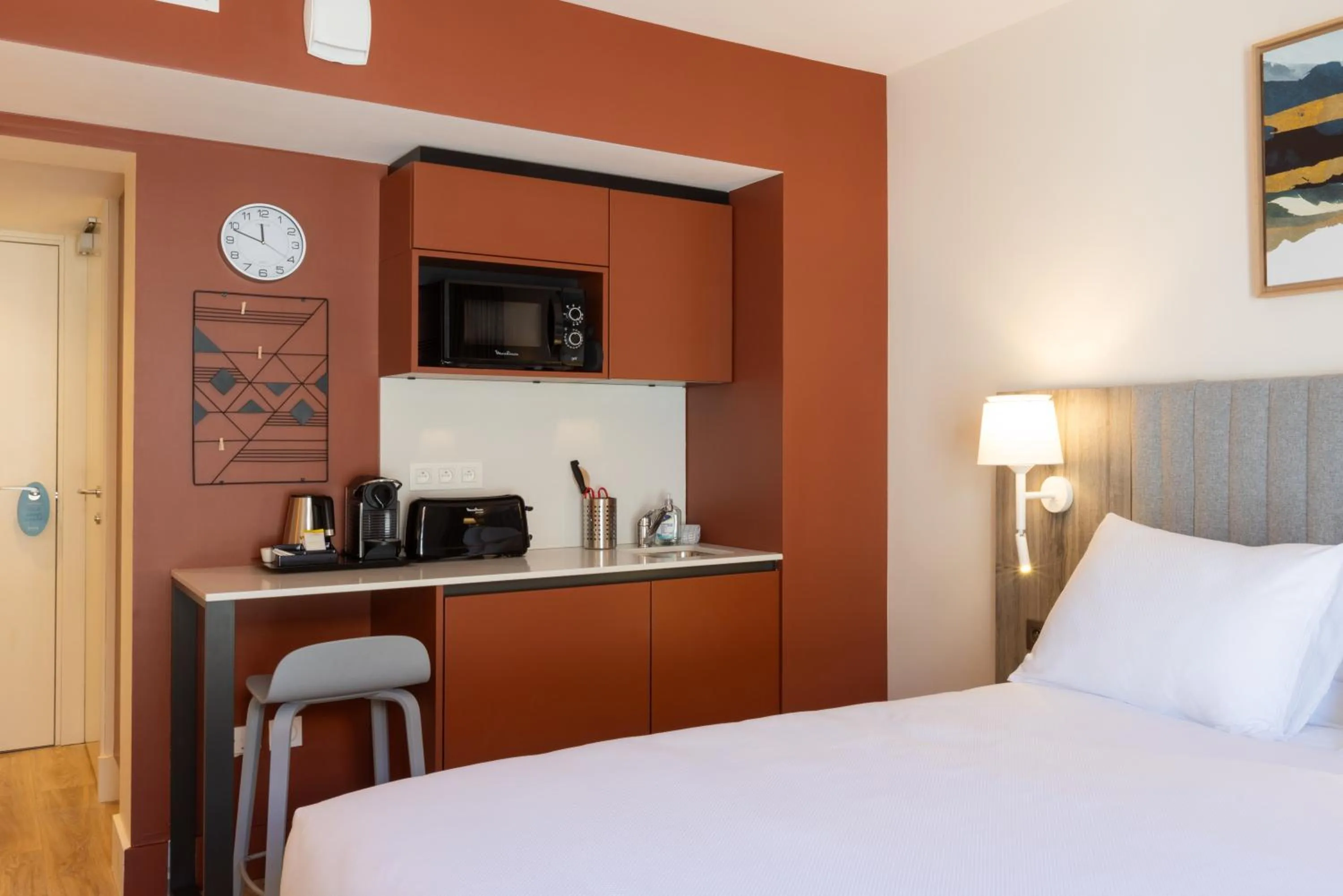 Kitchen or kitchenette, Bed in Staybridge Suites - Cannes Centre by IHG