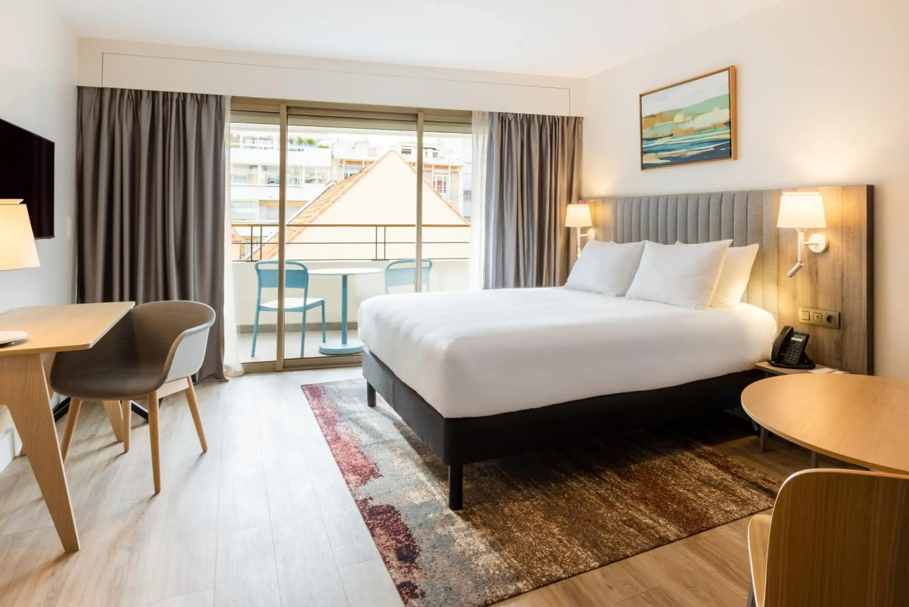 Bed in Staybridge Suites - Cannes Centre by IHG Bed in Staybridge Suites - Cannes Centre by IHG