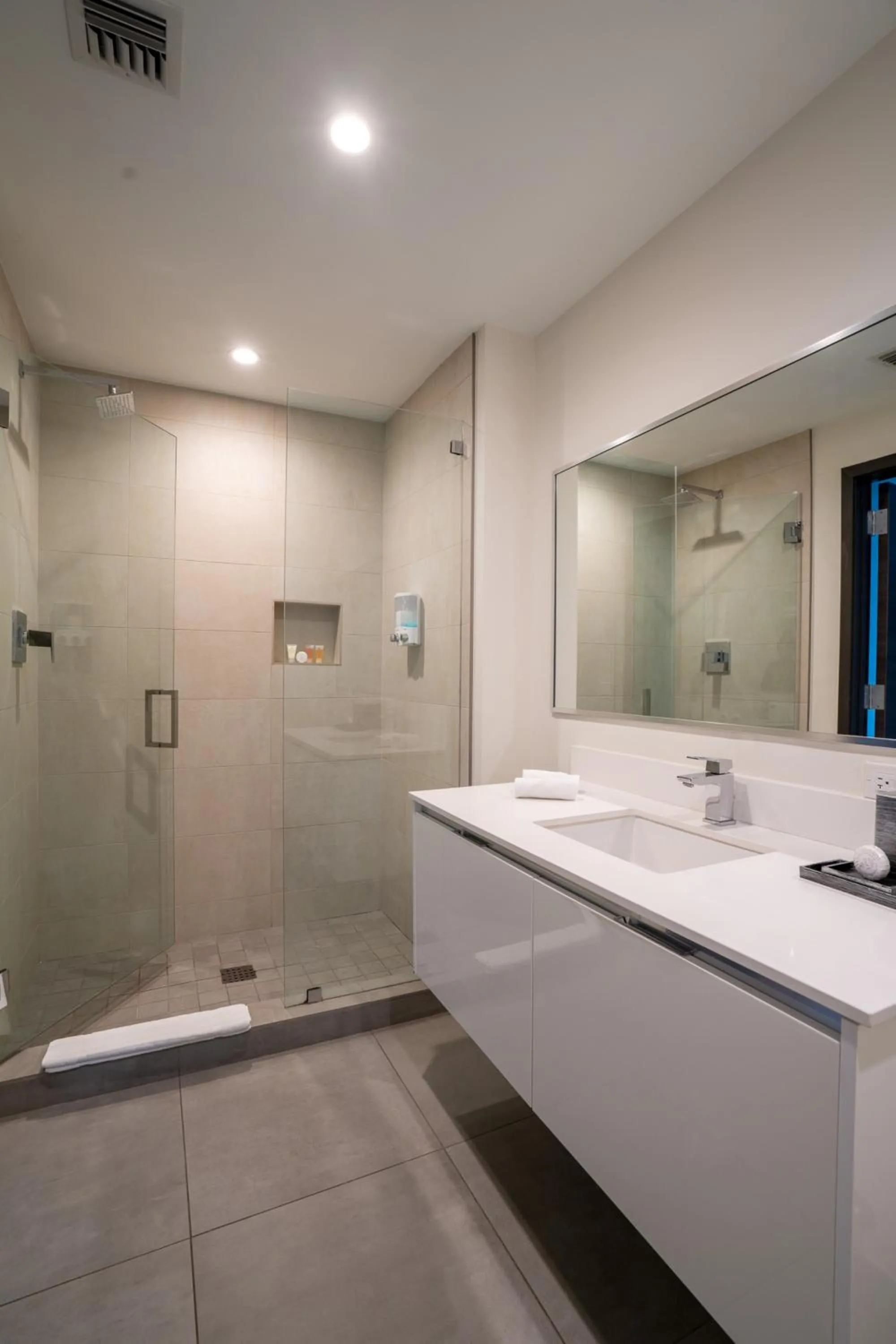 Shower in Global Rent Apart - Costa Hollywood