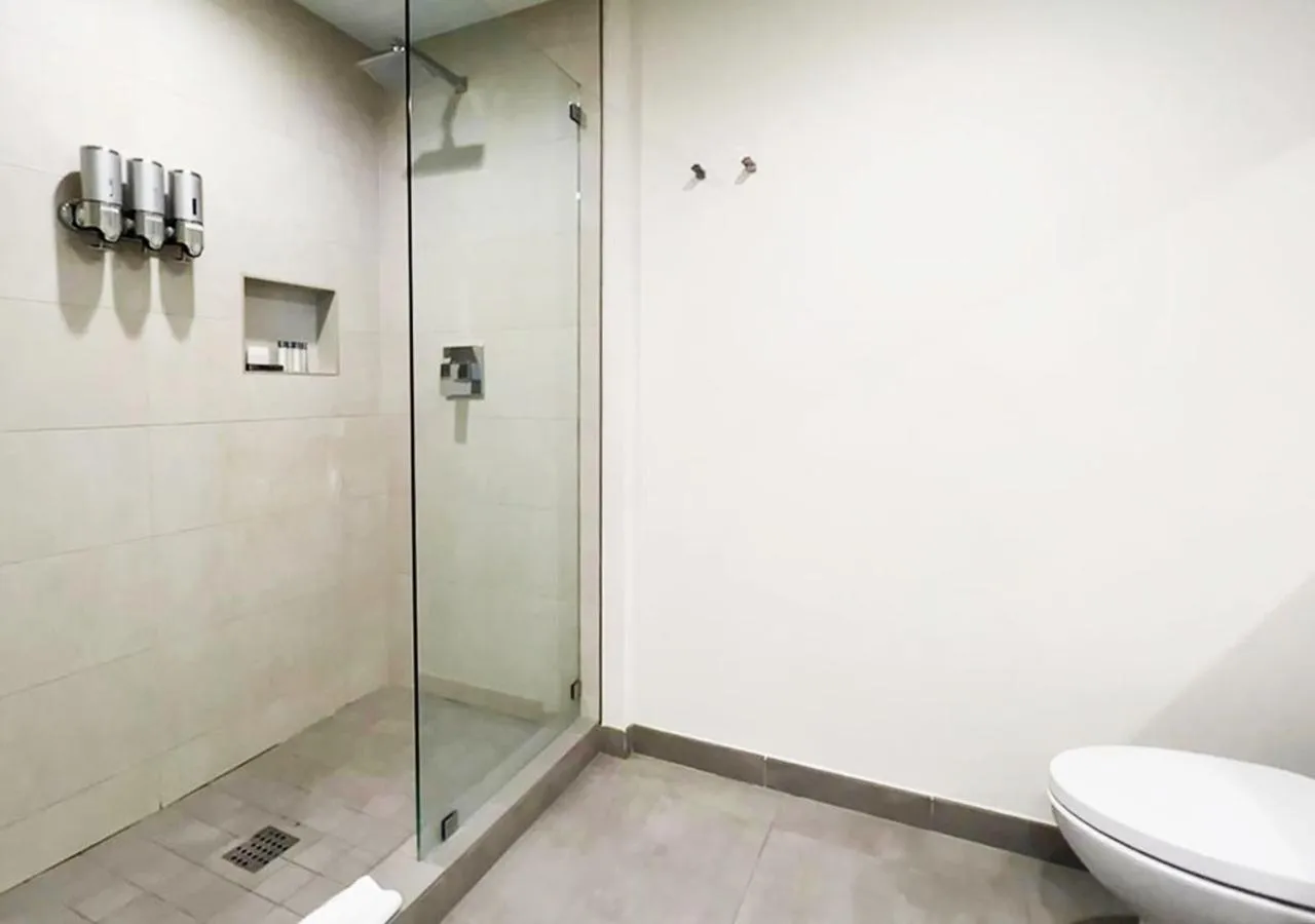 Shower in Global Rent Apart - Costa Hollywood