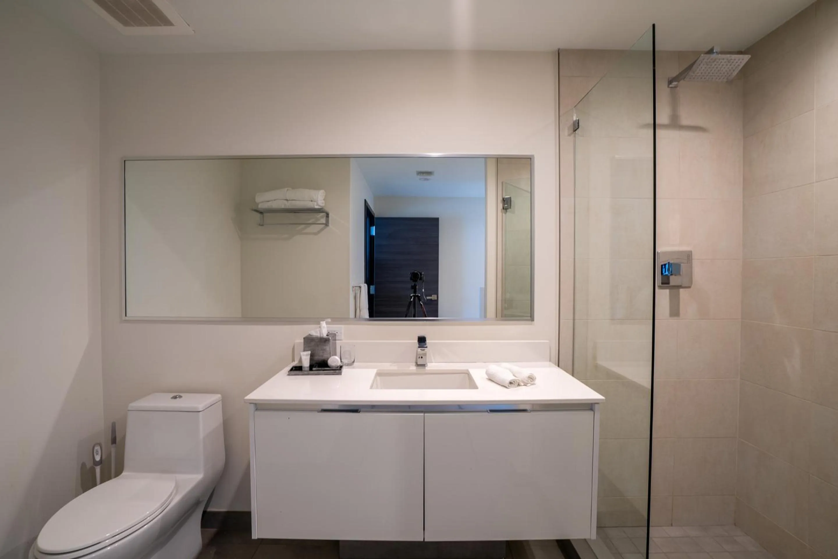 Shower in Global Rent Apart - Costa Hollywood
