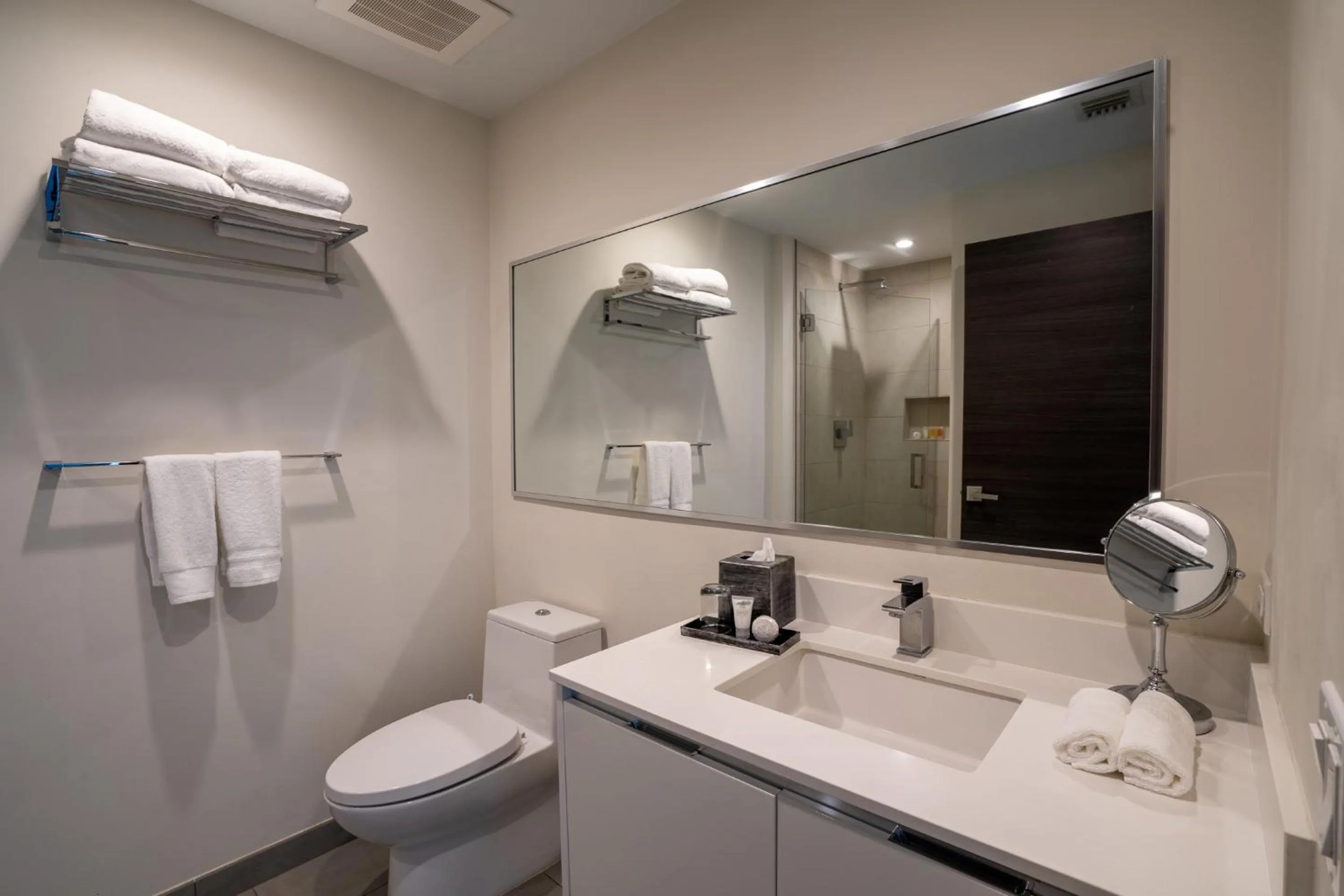 Toilet in Global Rent Apart - Costa Hollywood