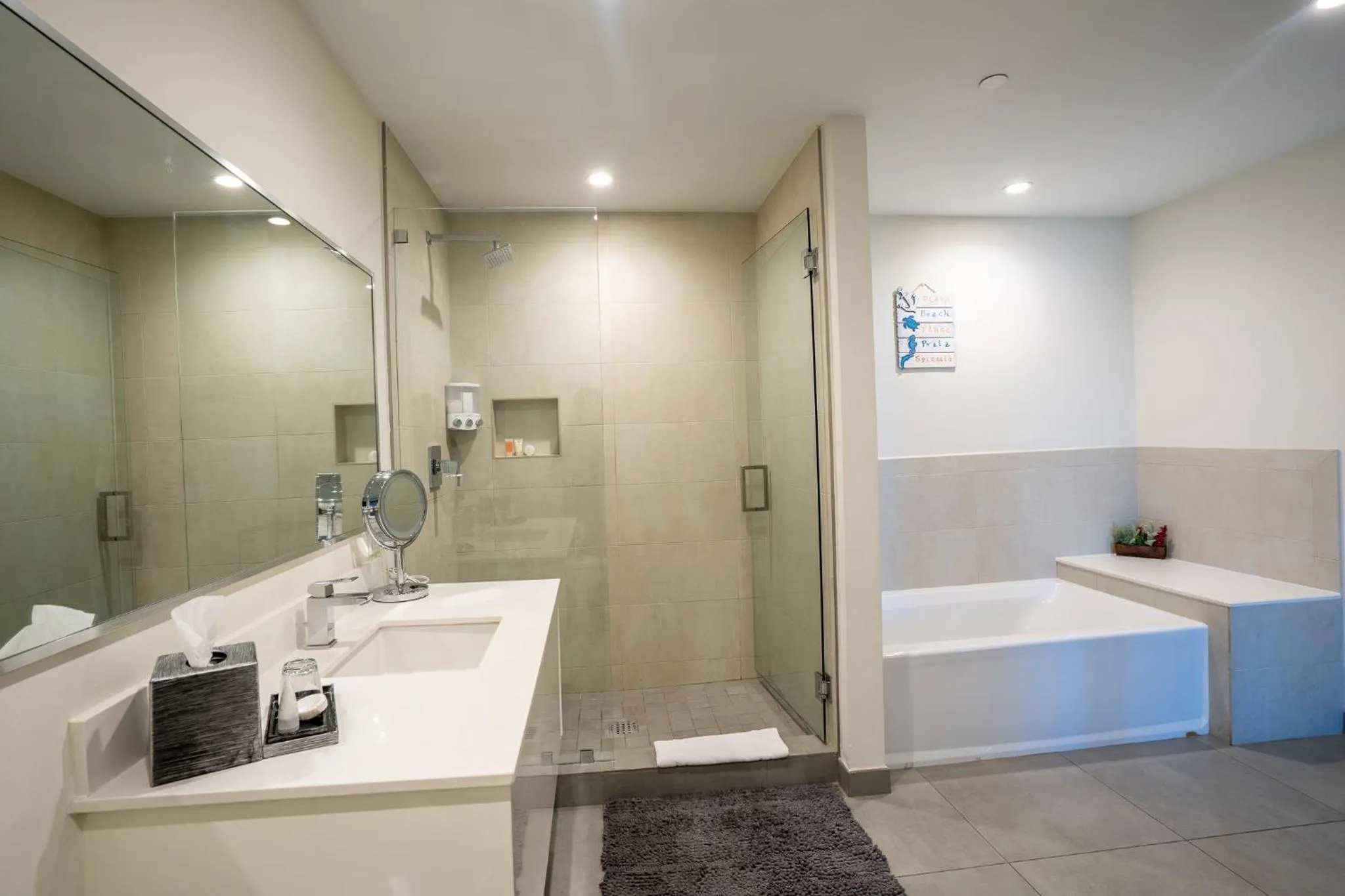 Shower in Global Rent Apart - Costa Hollywood