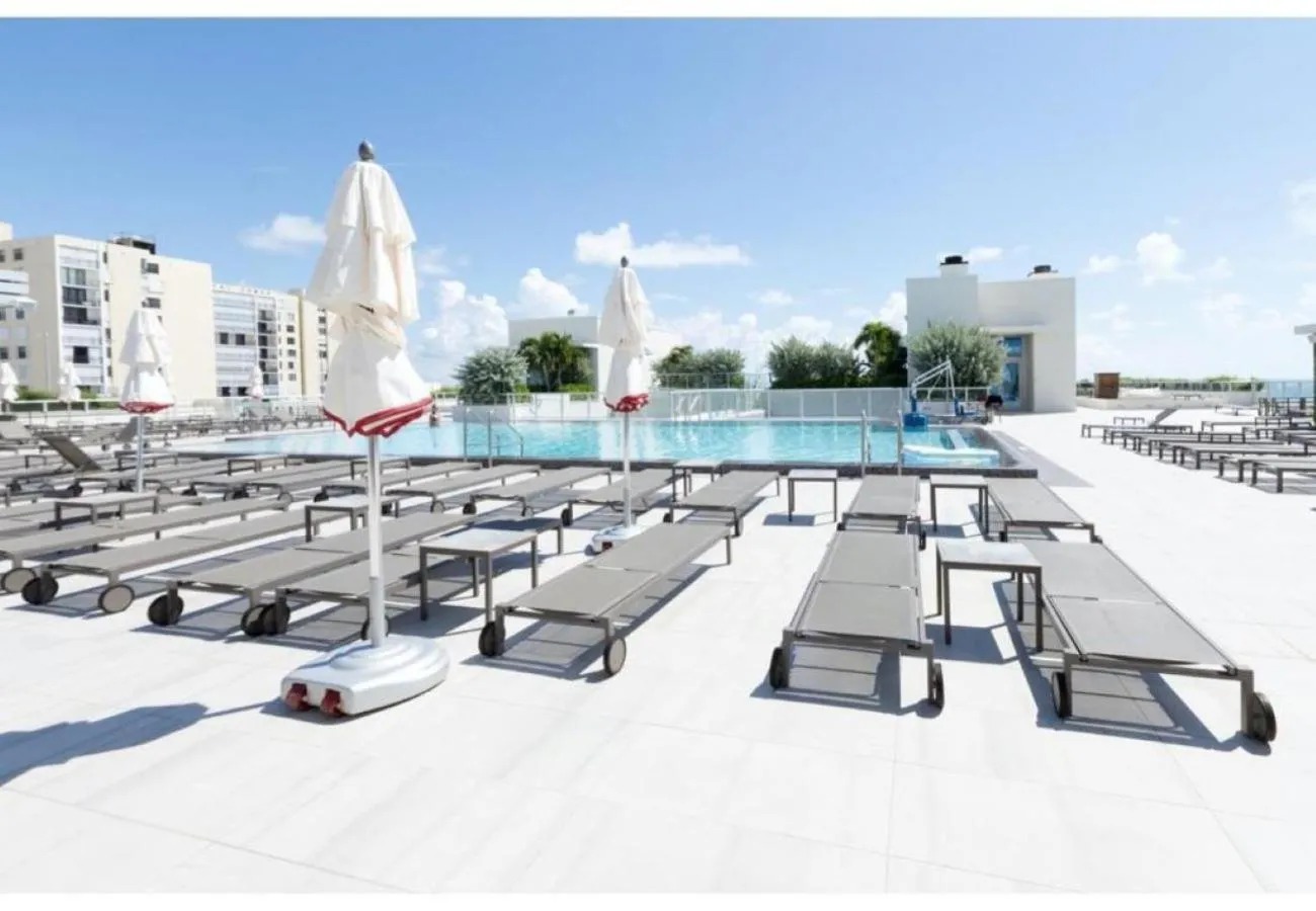 Swimming pool in Global Rent Apart - Costa Hollywood