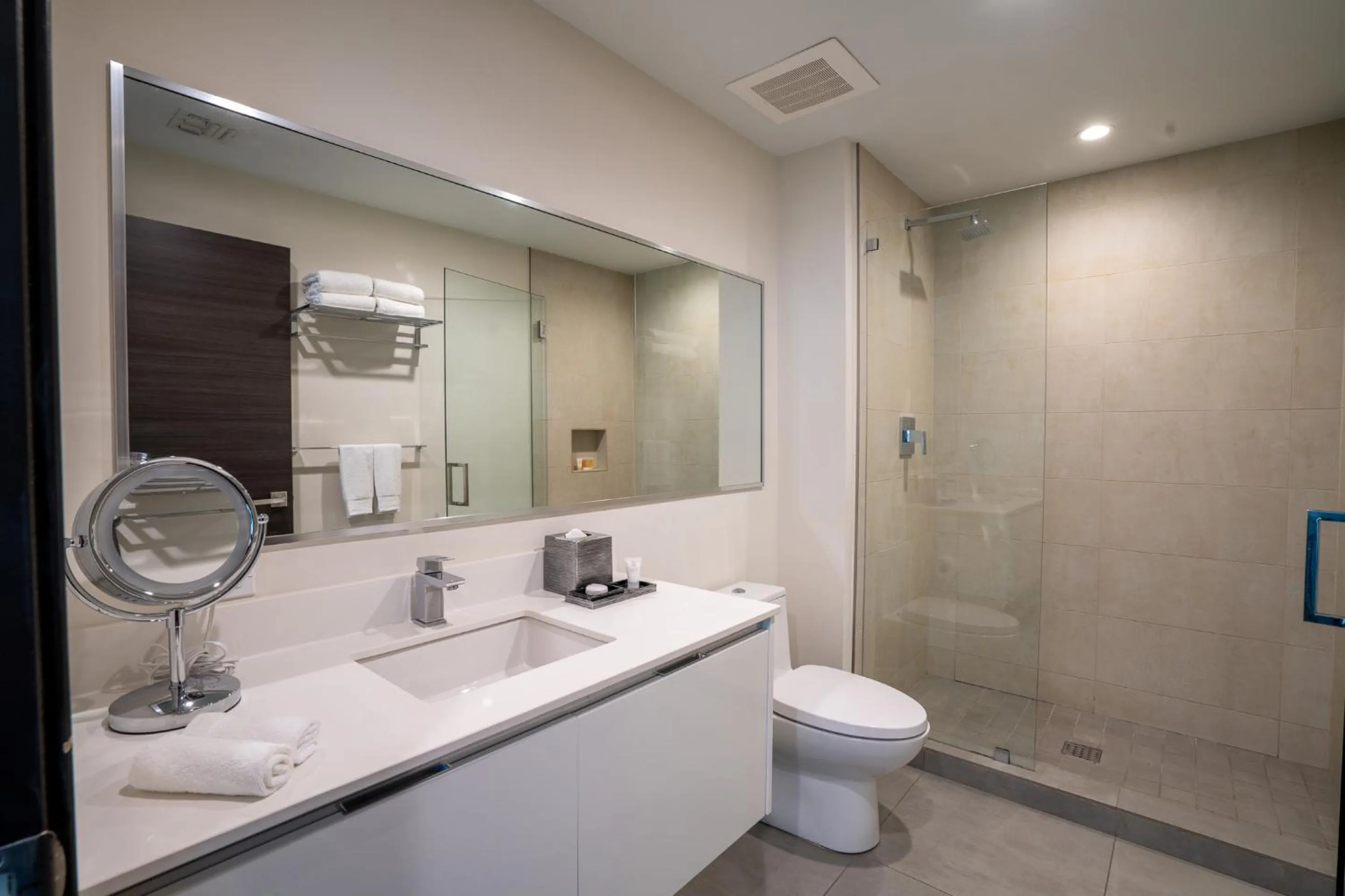 Shower in Global Rent Apart - Costa Hollywood