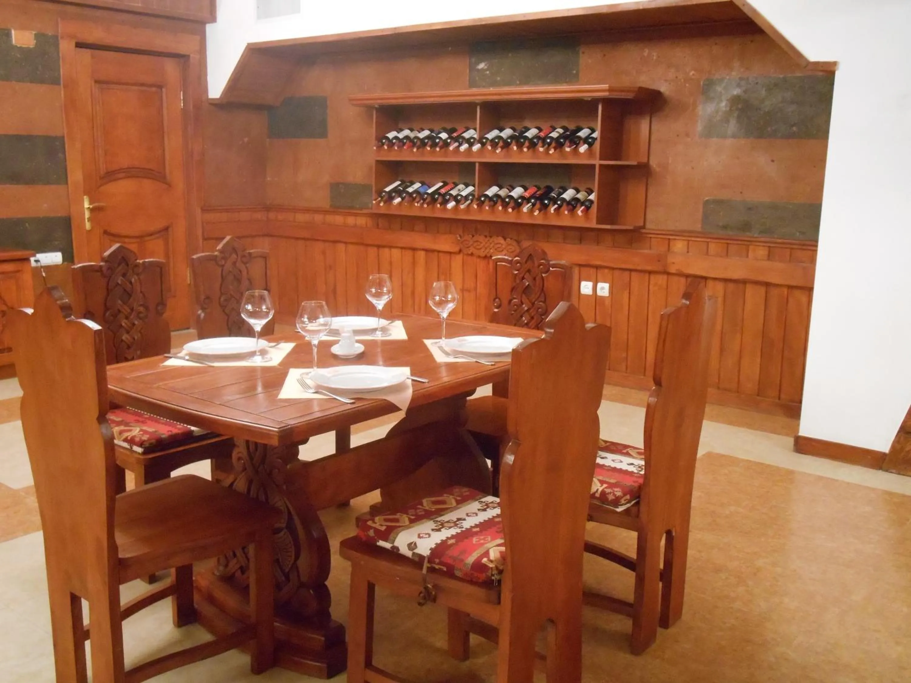 Restaurant/places to eat in Armenian Royal Palace