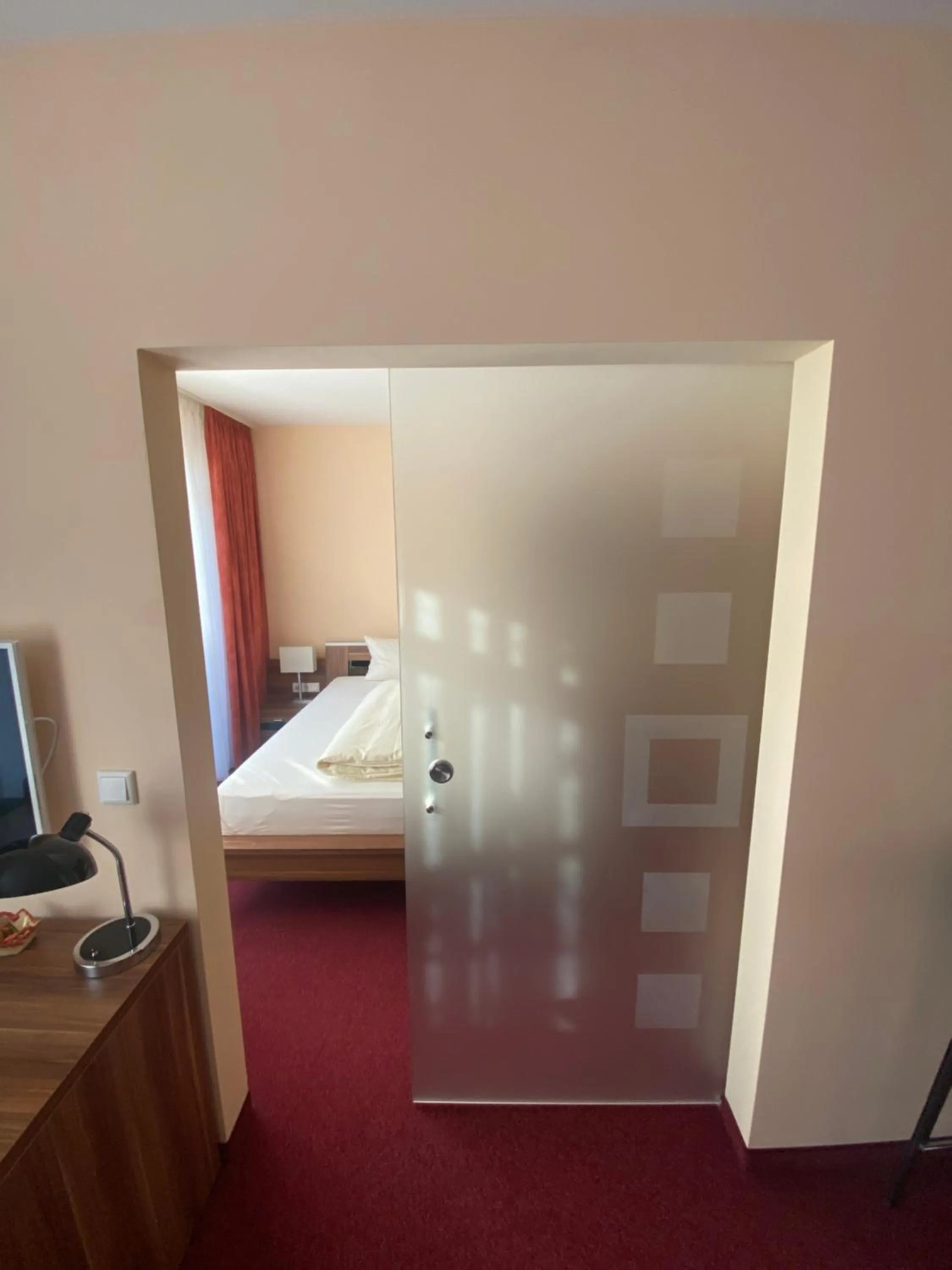 Photo of the whole room, Bed in Atrium Garni