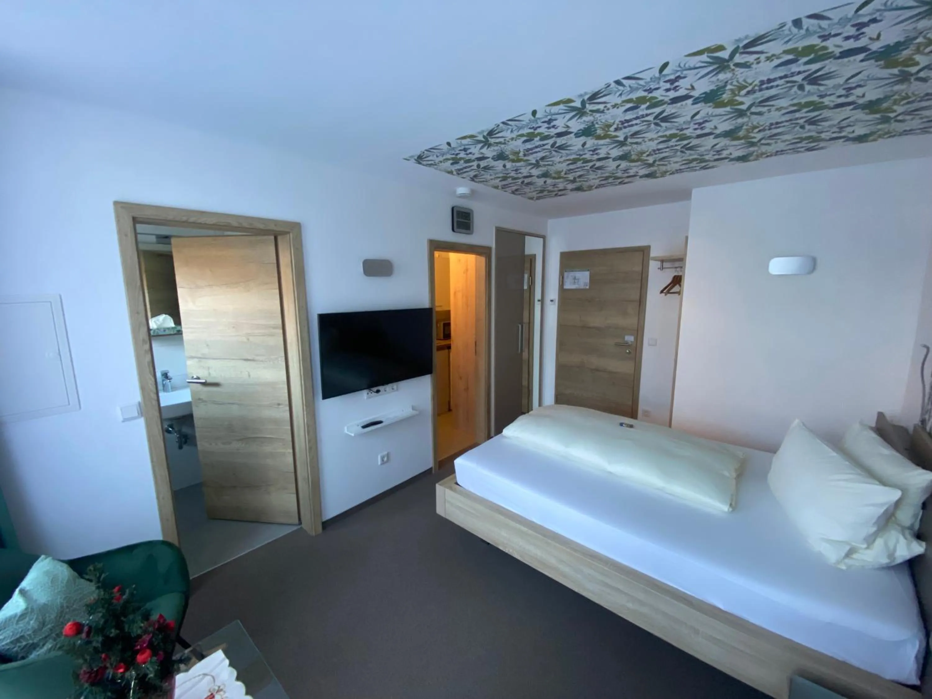 Photo of the whole room, Bed in Atrium Garni