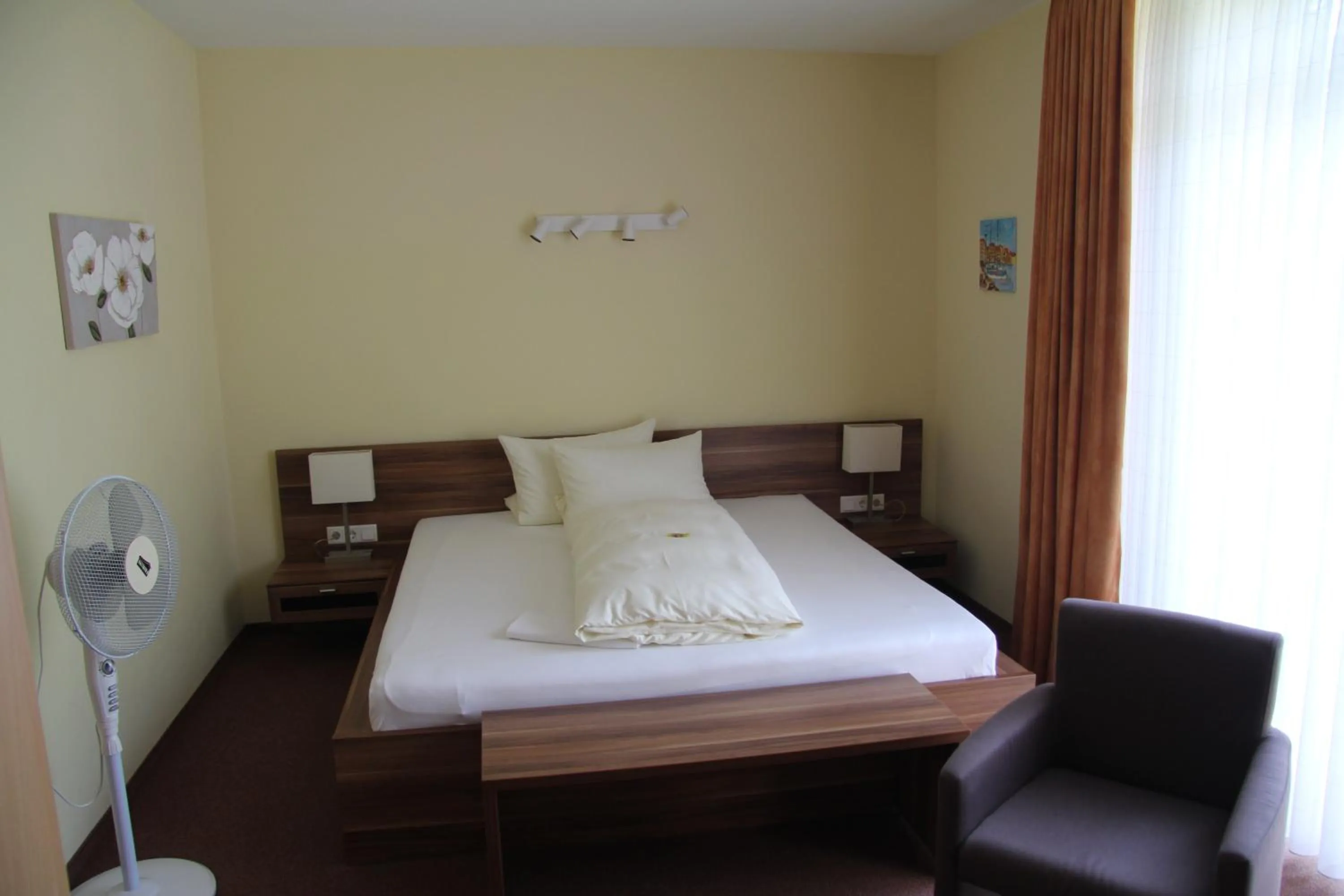 Bedroom, Bed in Atrium Garni