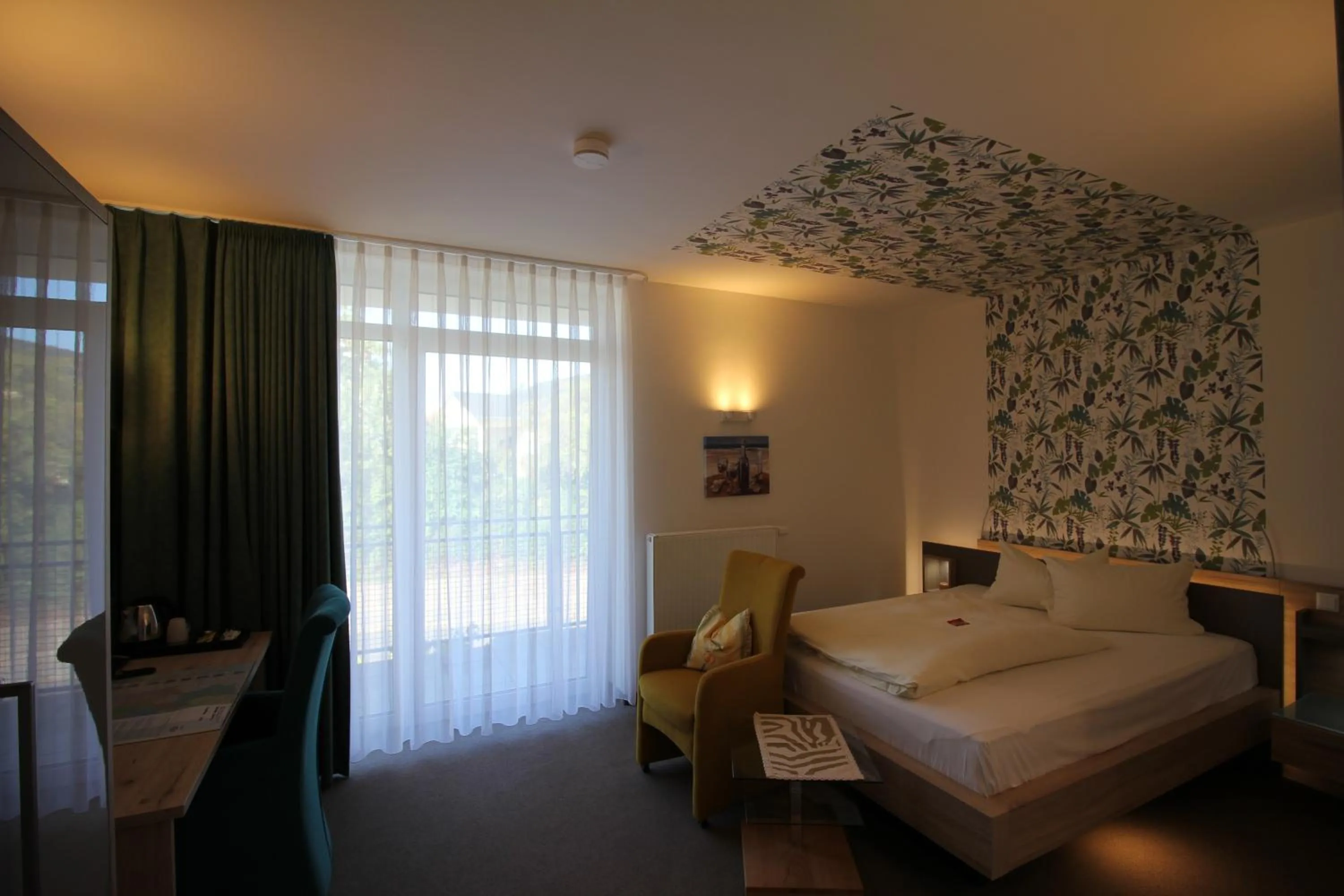 Photo of the whole room, Bed in Atrium Garni