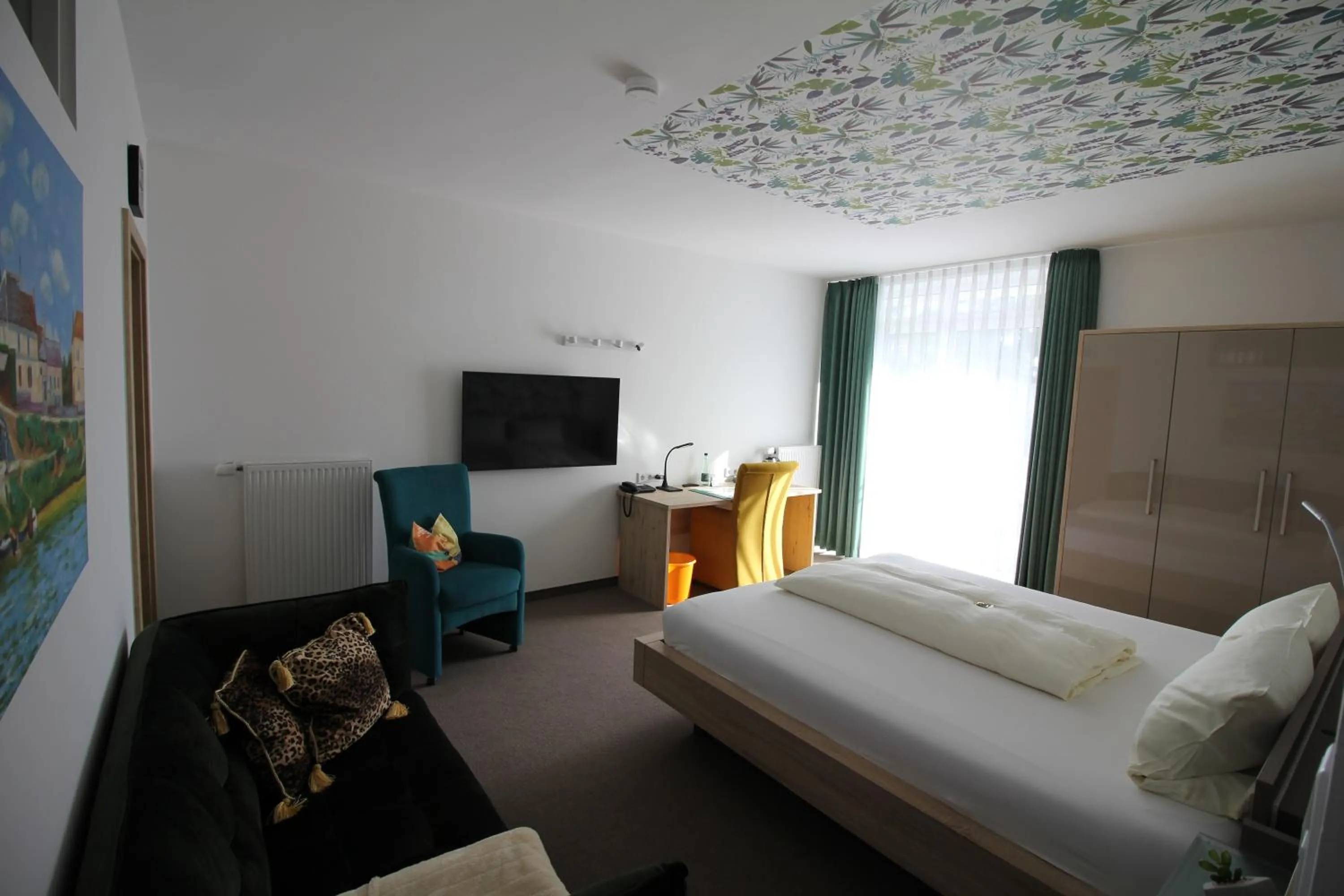 Photo of the whole room, Bed in Atrium Garni