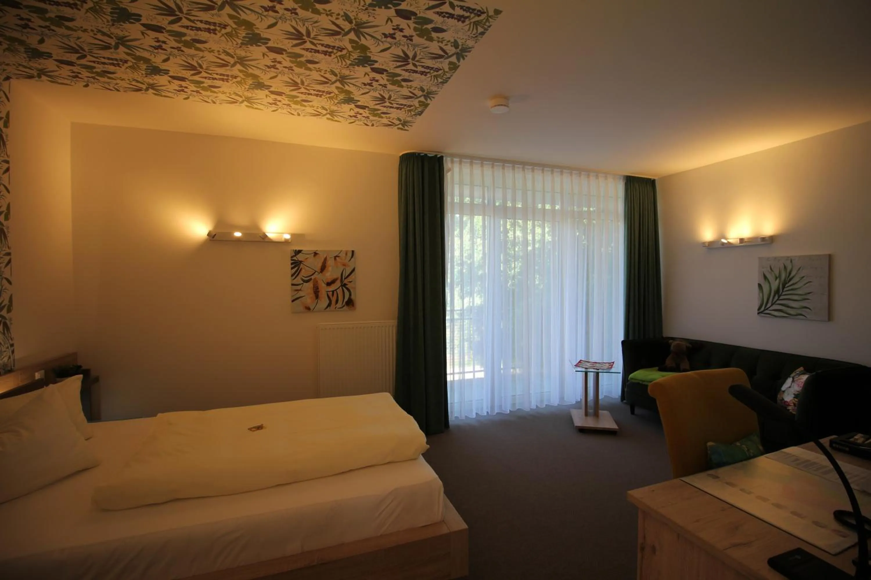 Photo of the whole room, Bed in Atrium Garni