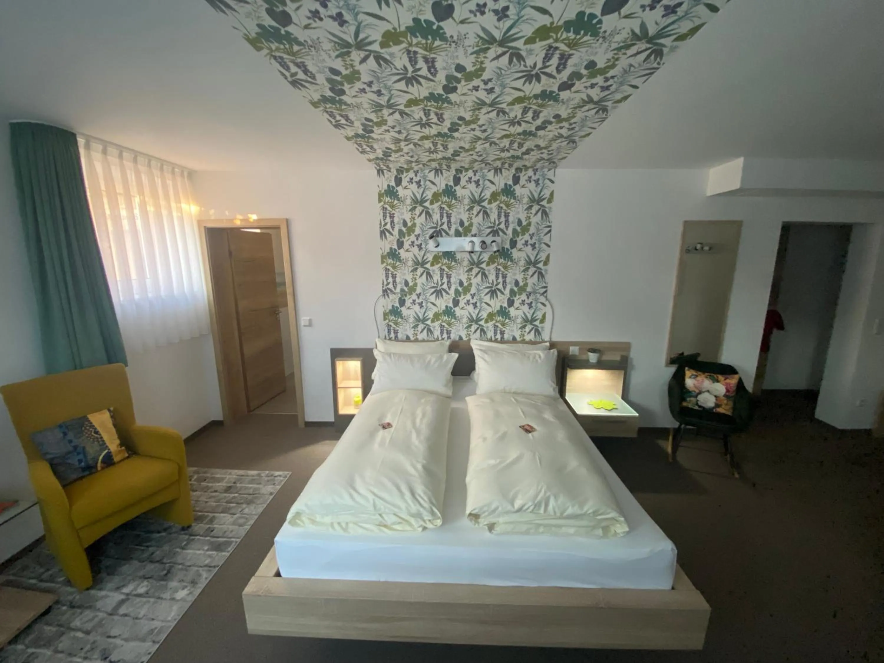 Photo of the whole room, Bed in Atrium Garni