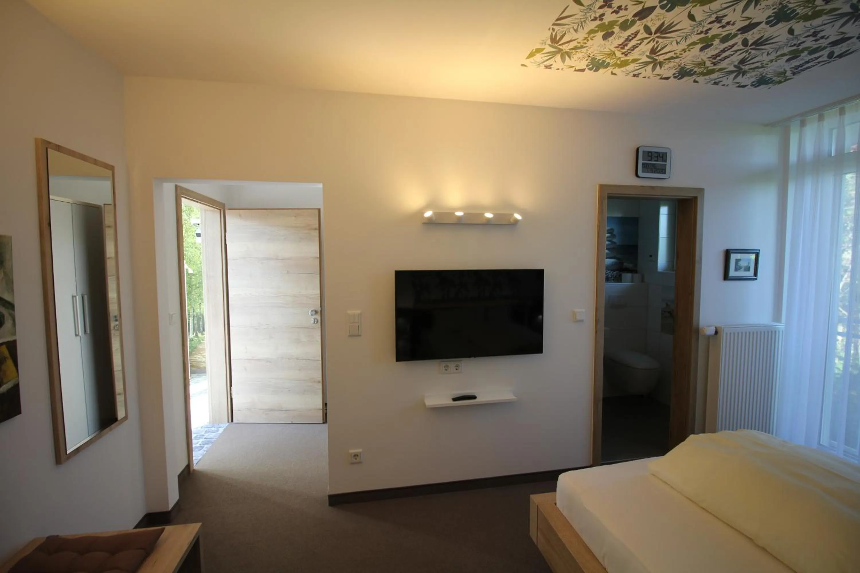 Photo of the whole room, Bed in Atrium Garni