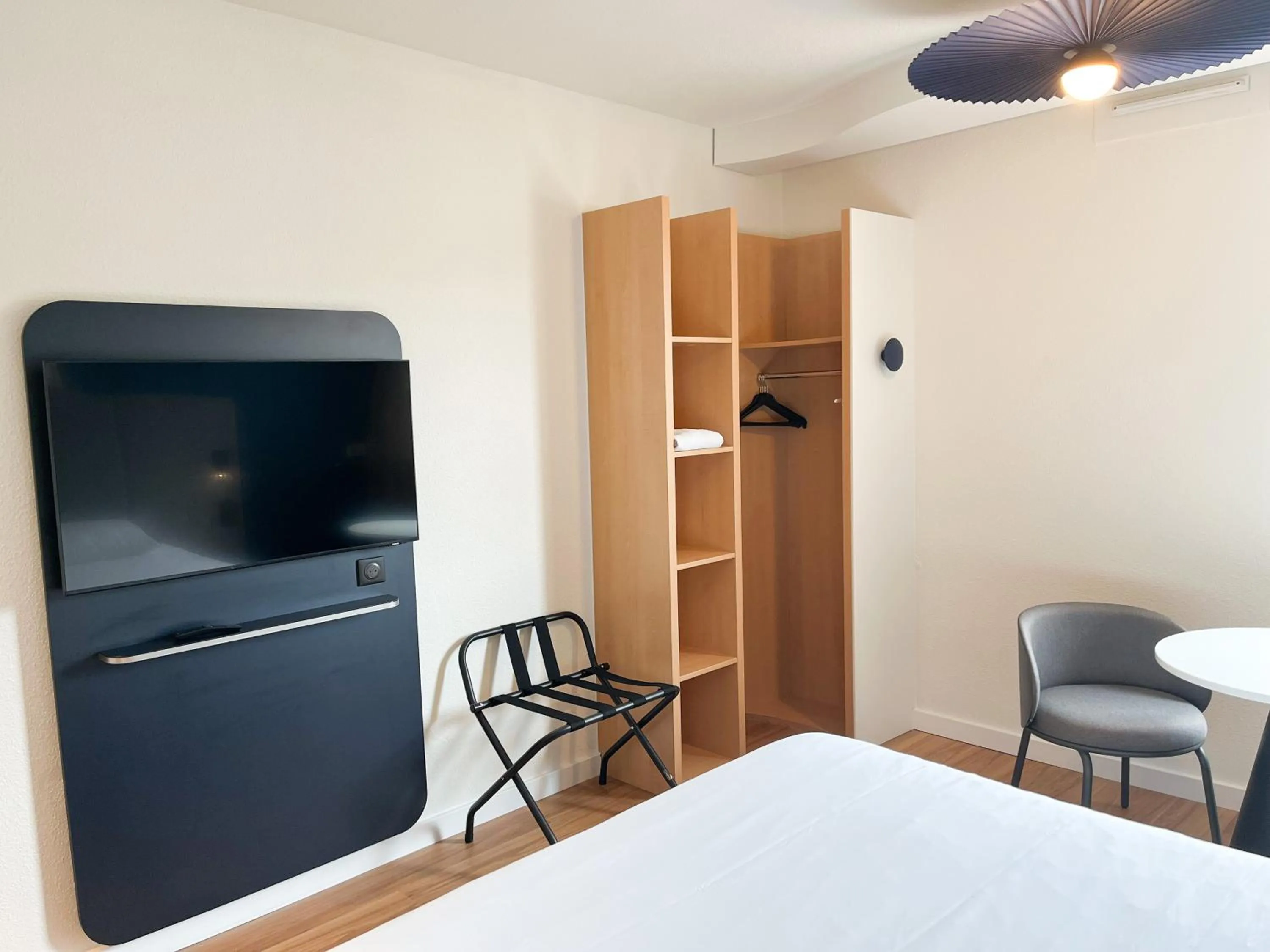 Bedroom, Bed in ibis Martigues Centre