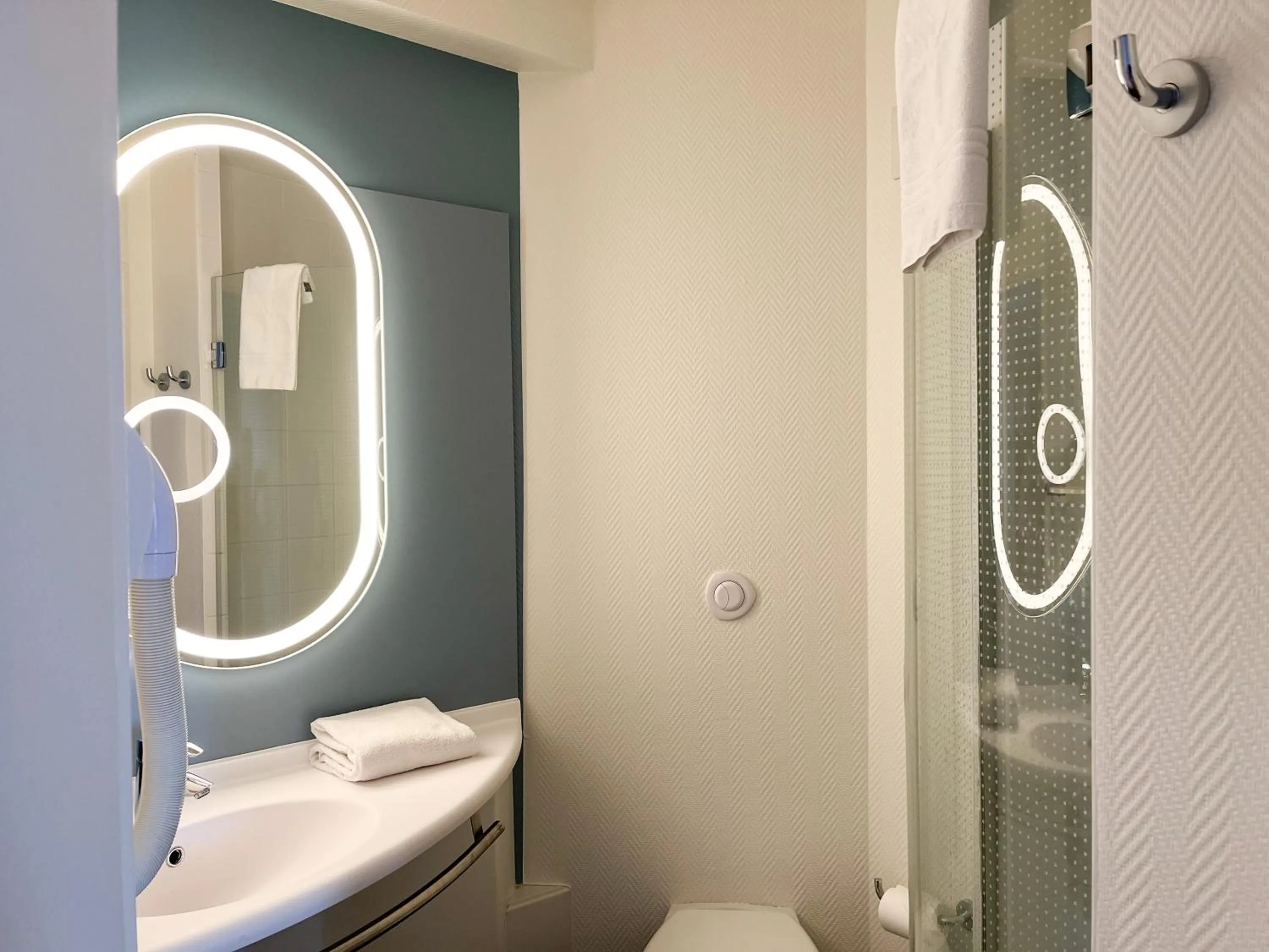 Shower in ibis Martigues Centre