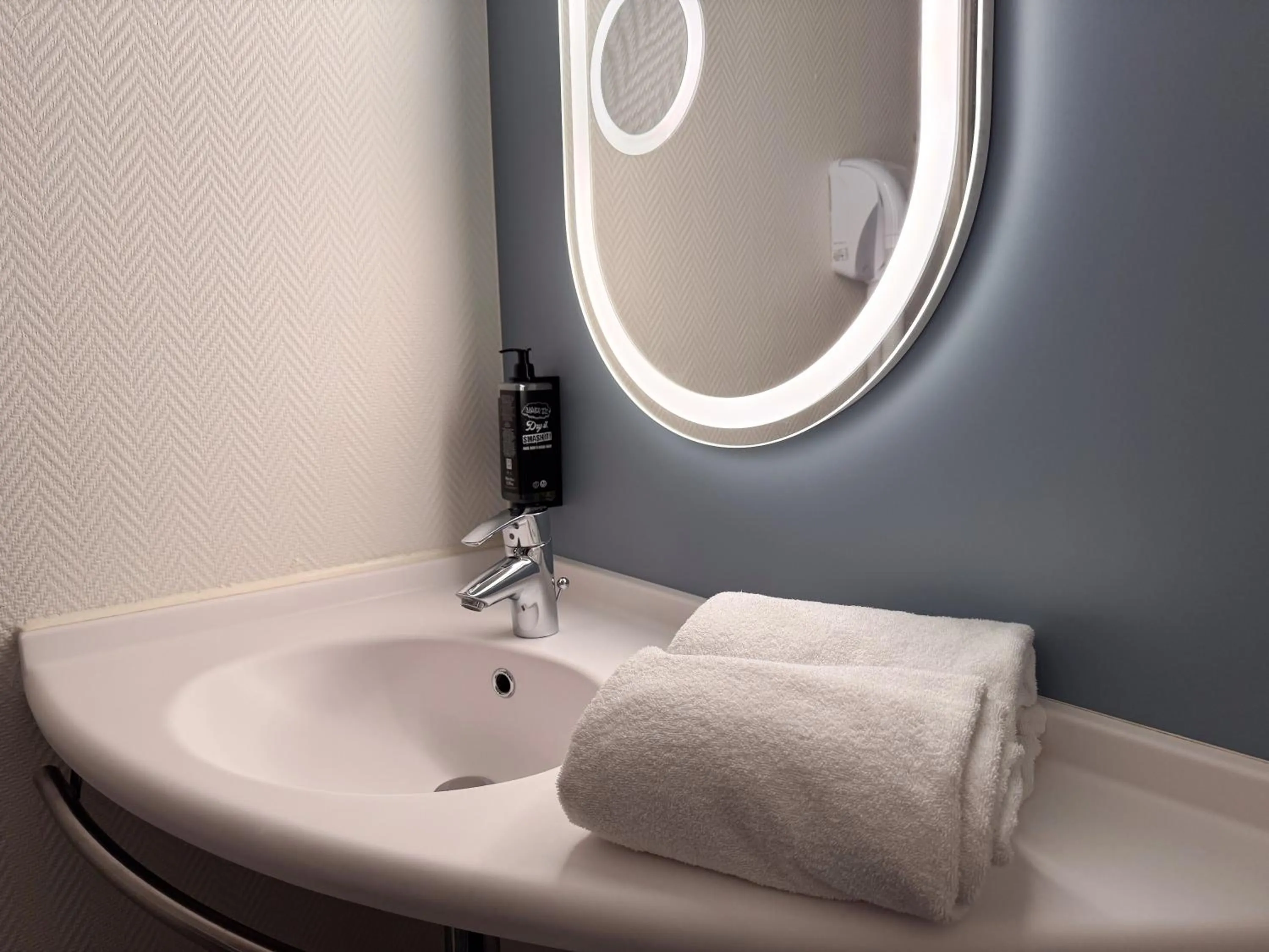 Bathroom in ibis Martigues Centre